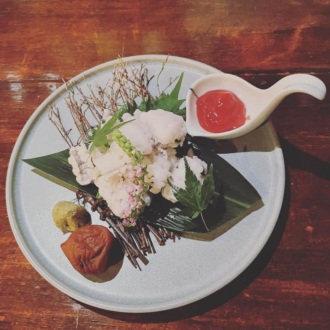 佐野史郎のインスタグラム：「#鱧の湯びき #ムカゴとトウモロコシの天ぷら  ロケ先、夕食は大事😌 体調とコスパのバランスを考えながら…😅 しかし、激ウマでした‼︎ 大当たりのお店と出会えると、無茶苦茶ウレシイ‼︎😆🥢🍶 ちなみに、減塩対策ゆえ、梅干しには手を出しませんでした😔美味しそうだったけど…😣」