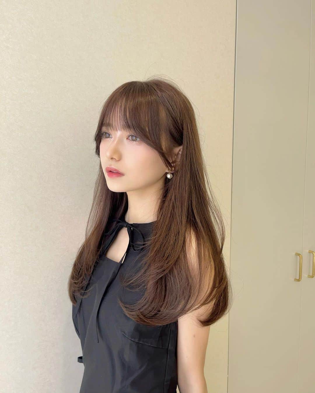 のインスタグラム：「. お気に入りショット多すぎて選べない🫣 とってもお気に入りのカラーとレイヤーカット🍑 とてもほんのりピンクでオーダーしました🫶🏻 COAで初めましてののぞむさん▶︎ @_nonsugaaar_  カウンセリングめちゃくちゃ丁寧でもう思ったまんまの仕上がり✨（笑） レイヤーカットとは✂️📖、から説明してくれますw カラーカット真似したい人はぜひ♡  お洋服は @andmary_official です🖤  #ヘアサロン#銀座美容室#ヘアスタイル#レイヤーカット#andmary」