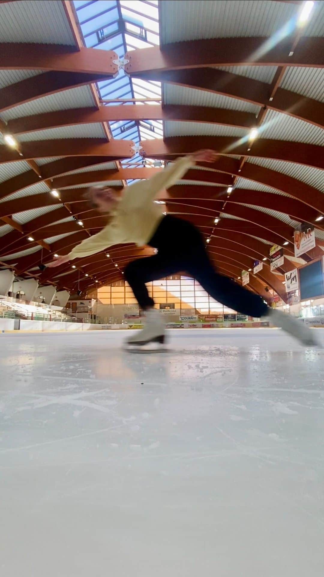 カロリーナ・コストナーのインスタグラム：「Pattinare … qualcuno dice… è un po’ come volare ⛸️✨💭 Skating… some say… is a bit like flying」