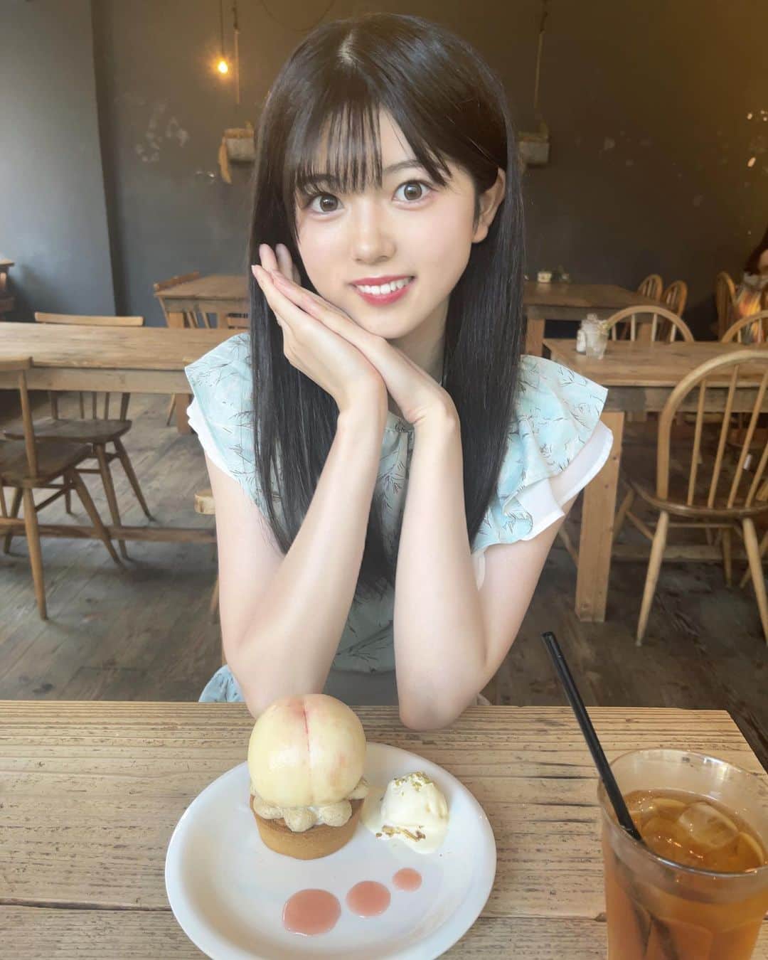 坂下真心のインスタグラム：「⌇ 𝗉𝖾𝖺𝖼𝗁 ⁡ ⁡ もも、堪能しまくったよ( ｡- -｡)‎ᐝ🍑 ⁡ タルトと相性良くてちょー美味しかった𖤐 ⁡ ⁡ #05 #アイドル #idol #nmb48 #nmb #jk #ljk  #もも #桃 #桃タルト #tritoncafe #神戸グルメ #photography #like4like #f4f」