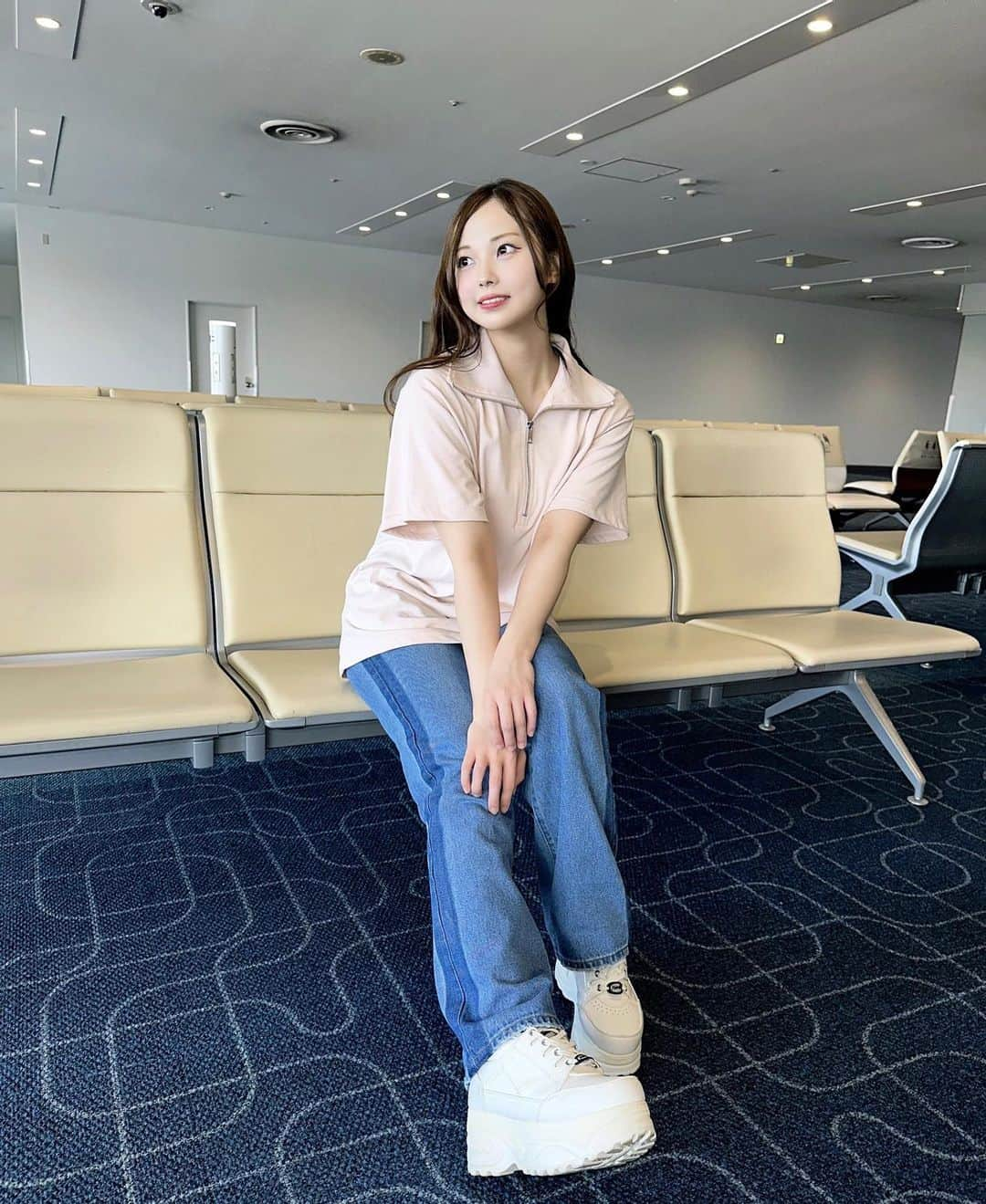 山内祐奈のインスタグラム：「.✈️ ななかが撮ってくれた🫶🏻  #ootd  @epineofficial @yosuke_usa」