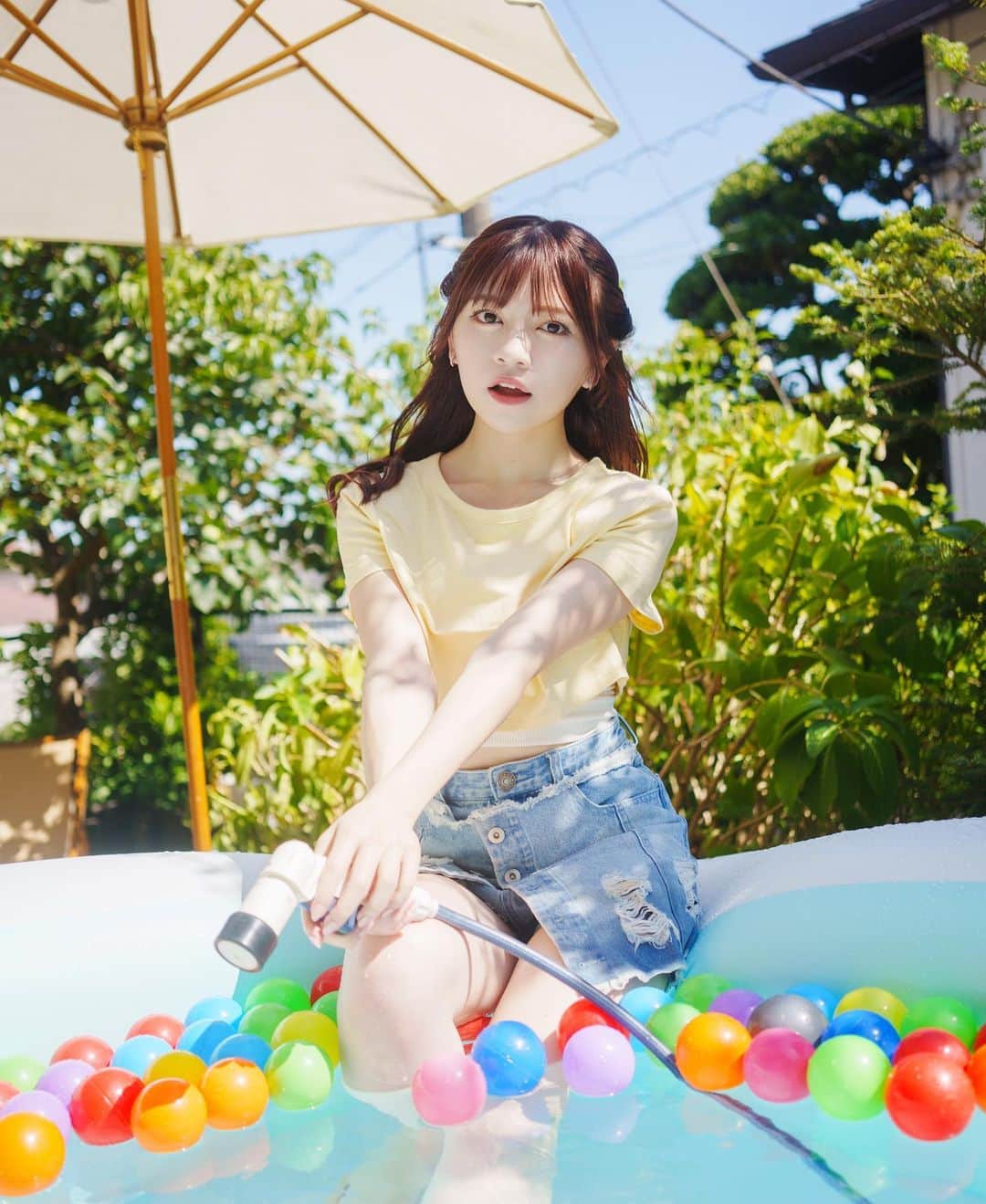 廣川奈々聖のインスタグラム：「夏ってなんでこんなにキラキラしてるんだろう🧊🧊🧊^･·̫･̥ฅ  ⁡ ⁡ ⁡ #作品撮り #ポートレート #被写体 #portrait」