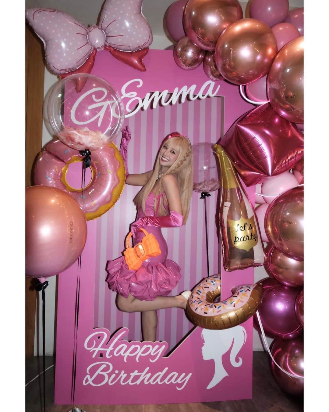 ウー・インジエのインスタグラム：「Hi🩷🩷🩷 Barbie!!! Happy birthday to me💗  @oballoon_tw  #芭比與肯尼的派對 #開放生日祝福 #有祝福芭比會給好運」