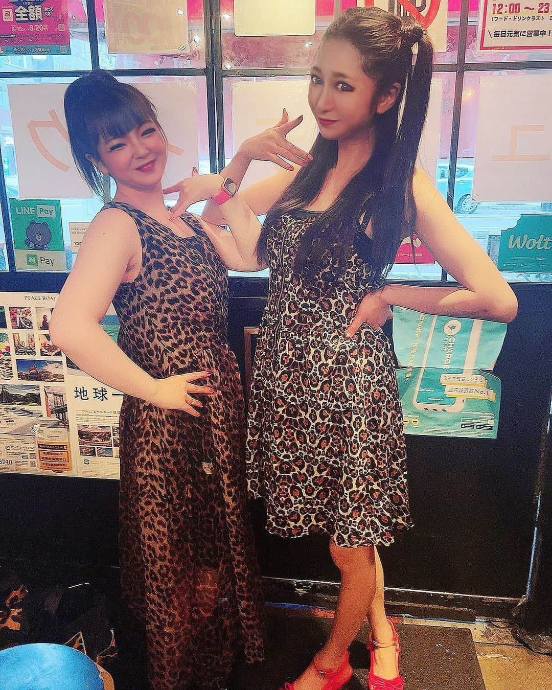 石川蓮美さんのインスタグラム写真 - (石川蓮美Instagram)「浜崎あゆみライブ行ってきた♡ あゆも友達も 北海道まで来てくれてありがと♡ #46都道府県  #北海道 #team ayu #あゆライブ  #豹柄コーデ  #あゆ大好き  ayuが繋ぐ友達の輪♡ #25周年ライブ  あゆが大好きになったきっかけは、 小学生の時から中学でいろんなことに悩んでた時。 ずっとあゆの曲が支えてくれてて、そんな時 お母さんのお友達にあゆのライブど真ん中で連れて行ってもらって、頑張るパワーをもらったんだ。 そっからハッピーにいろんなことも乗り越えていけたんだ。 だから最初のきっかけのじゅんちゃん先輩にも感謝なんだ。」8月11日 21時06分 - hasumin.n819