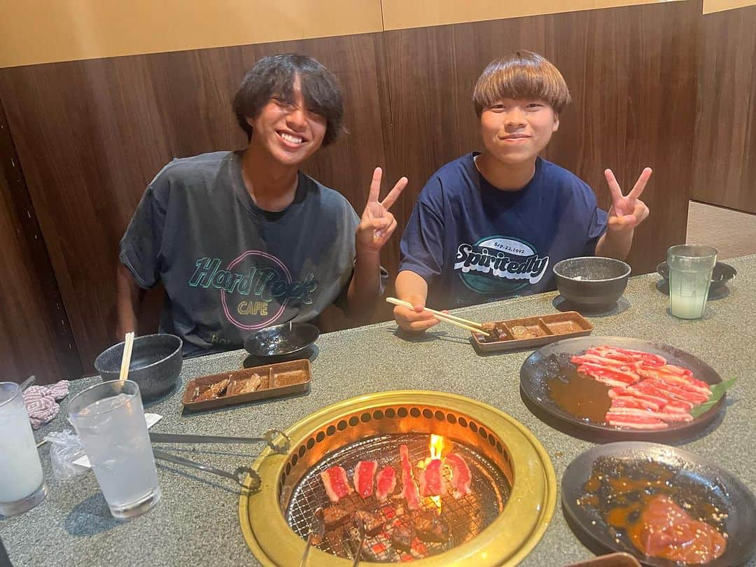 堀畑裕也のインスタグラム：「今日は教え子たちと焼肉✨ うまくいかないこともあるけど今ある環境で最大限の力を尽くすのみ💪  #サッカー部 #20歳 #滋賀県から帰ってきました #前は帰省できずビデオ通話で参加 #中国人の酔っ払いに絡まれた」