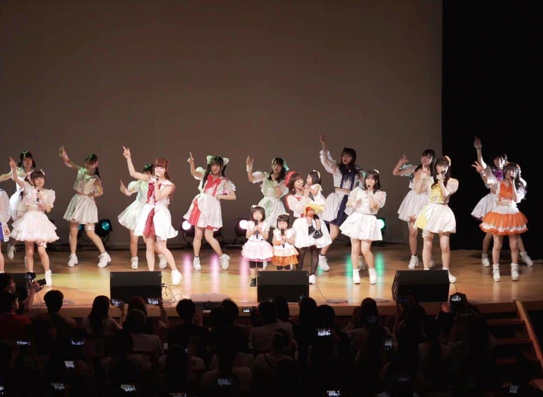 ひろぴーファミリーのインスタグラム：「【ハイウエスターズLIVE】  ついに！ハイウエスターズ初ライブの様子が明日（8/12 18:00〜YouTubeにて解禁！！！） 大観客の中…緊張しまくりましたが…大盛り上がり😭  1番楽しんでたのは…誰でしょうか🧐⁉︎  フォロワーさんも楽しんでいただけたみたいで本当によかったです😊  またライブ関西や関東や九州やいろいろなところでやりたいと思ってます✨お楽しみにぃ〜💪💪💪  終始すべり倒していたパパの様子も観てくださいね🥹w  #アイドル#LIVE#ハイウエスターズ #2歳児#子どものいる暮らし#子どものいる生活#3歳児#5歳児#3姉妹#育児#子育て#キッズファッション#姉妹コーデ#姉妹リンクコーデ#キッズコーデ#ファミリーリンクコーデ」