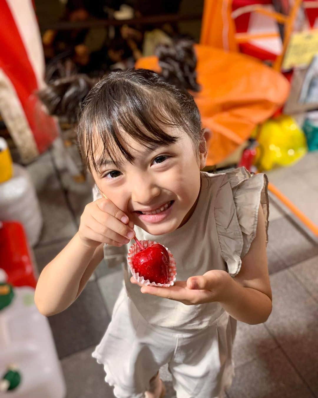 satomiのインスタグラム：「🍓🍬  いちご飴❤️❤️  大きいいちごで ボリュームがありました🫶🏻  2枚目は焼きそば待ちのふたり🤍 ひな鳥みたいだった🤣  かき氷、たこ焼き、10円パンとか いろいろ食べたし くじ引きもやって お祭りを満喫しました〜☺️✨✨  #7歳 #1歳7ヶ月 #生後19ヶ月 #令和3年ベビー #6歳差 #6歳差姉弟 #姉弟 #小学生 #小学2年生 #小2 #夏休み #お祭り #浴衣 #甚兵衛 #バースデイ #shein #スリーコインズ #teteatete」