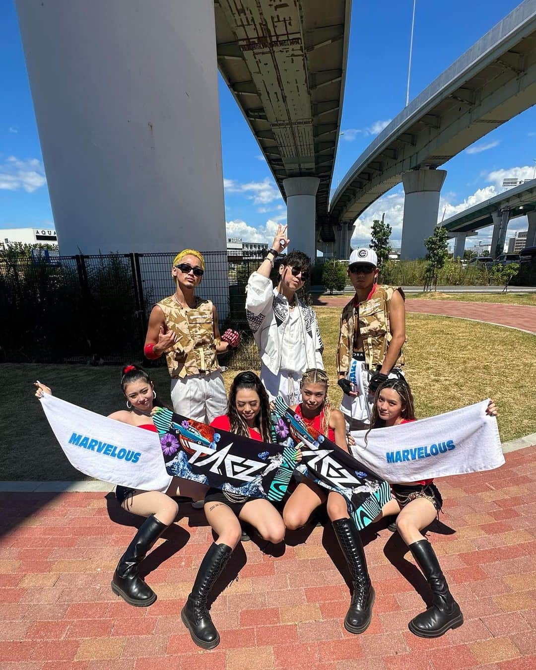TAK-Zのインスタグラム：「ぴーかん照りあつあつ太陽の真下、早い時間からブチ上がってくれたみんな本当にありがとう！ 掲げてくれたタオルもステージからめっちゃ見えたよーぉ👽🪽🩷 ハイエスト25周年心からおめでとうございます！ 13年連続出場させていただけている事誇りに思います。 今年も格別最高の景色！ マーベラスのみんなとステージ立てて嬉しかった🥰 野外最高❤️ フェス最高❤️ ハイエスト最高❤️🔥 @highest_jp  @marvelous_group @ikkyu_marvelous  @renri0325 @makottsuuu @lin_chuanqi  @shion_._._bae @nagithespcstppr  @kazuki_pelly @r_1xxn  @acuod_official @i_chanu_m_acuod  #ハイエストマウンテン #ハイエストマウンテン2023 #ハイエスト #HighestMountain #tak_z」