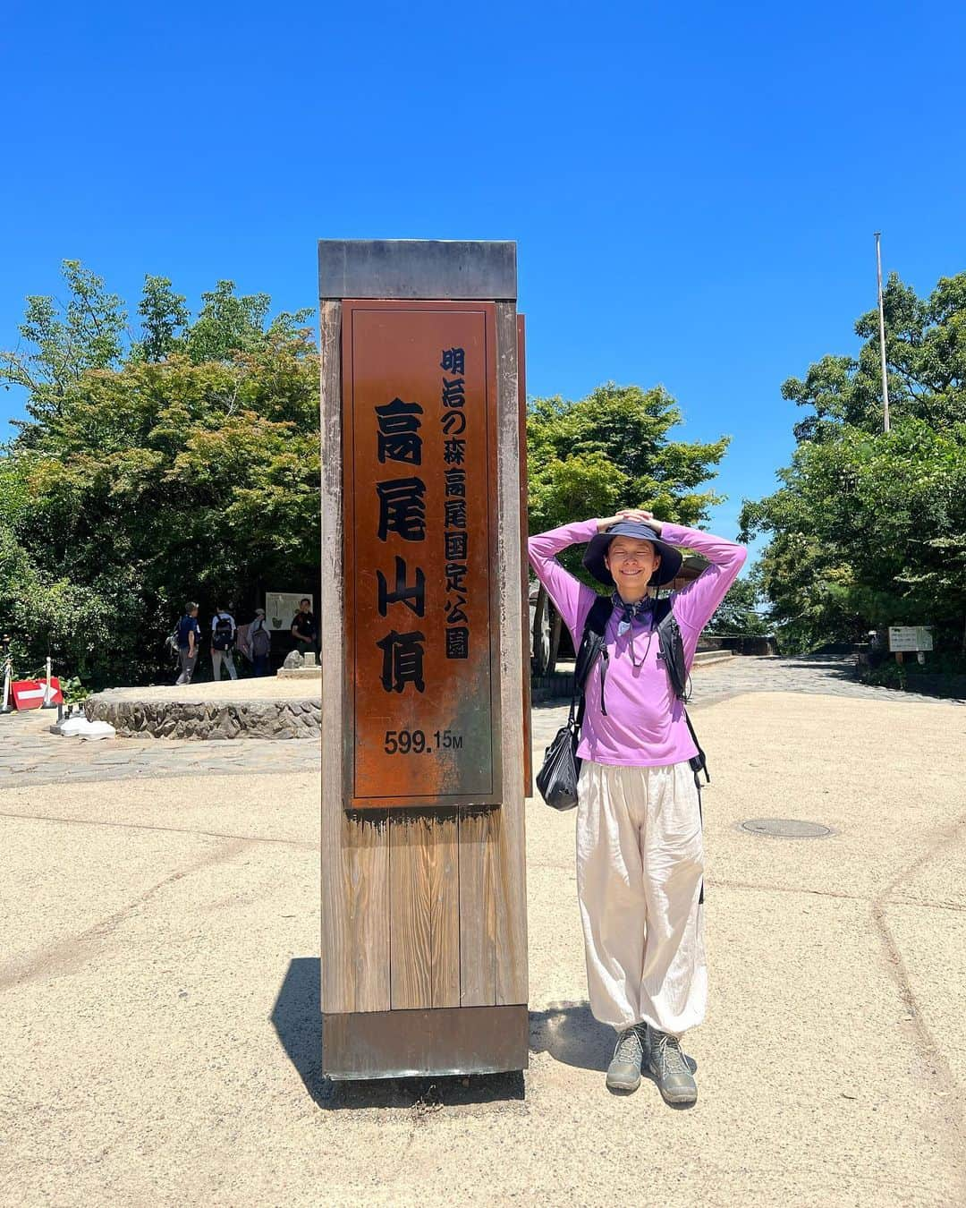 AYUMIさんのインスタグラム写真 - (AYUMIInstagram)「夫婦2人で高尾山⛰️ ファミリー登山から夫婦登山へ  家族で色々な山を登ってきたけれど気がつけば子どもたちは部活の試合や友達と読売ランド。それぞれの夏の青春を満喫しているようで何より  最近は夫婦2人での行動も増えてきたなぁ 夫婦でとなるとそれはそれで楽なもんで 自分たちのペースで楽しむ、これもまた良し もう少し子どもたちが大きくなったら 夫婦2人で旅にも行きたいな  トップス　@montbell_official  パンツ　　@taiwan.huichung.clothes  登山靴　　@asolo.official  靴下　　　@sockwell_jp  リュック　@montbell_official  帽子　　　@thenorthfacejp   #高尾山　#夫婦登山 #AYUMI登山 #AYUMIアウトドア」8月11日 21時10分 - ayumiayunco