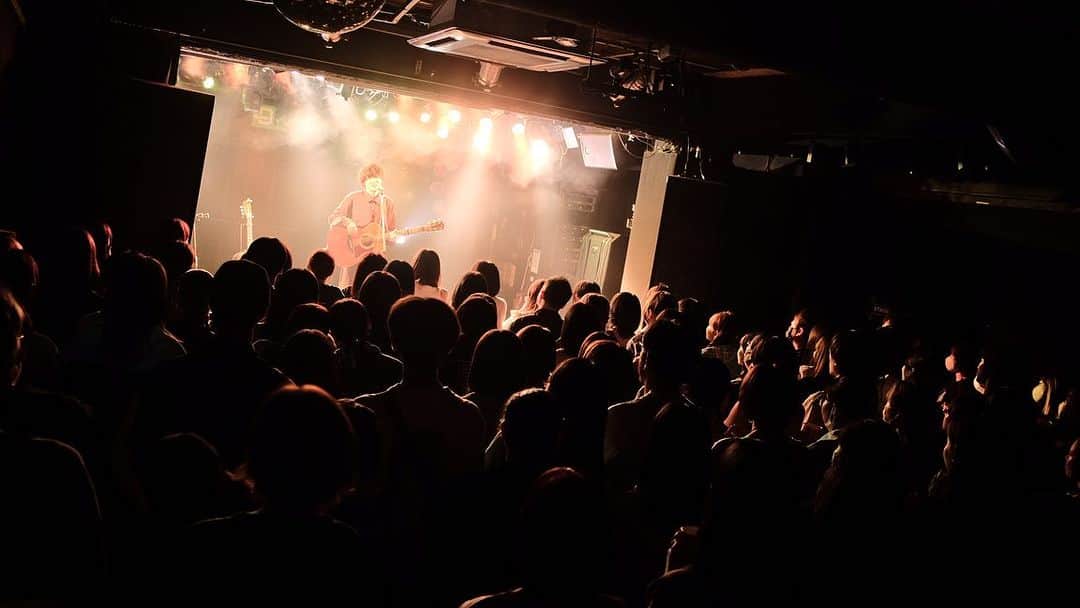 上野大樹のインスタグラム：「#新緑tour 群馬公演  ありがとうございました！ tour 12箇所の弾き語り公演は今日でラストでした。胸を張って自分の弾き語りを誇れます。そして楽しいと思わせてくれる時間でした。群馬のみんなも最高でした。  満員のフロア、みんなに感謝です。 また会いましょう！」