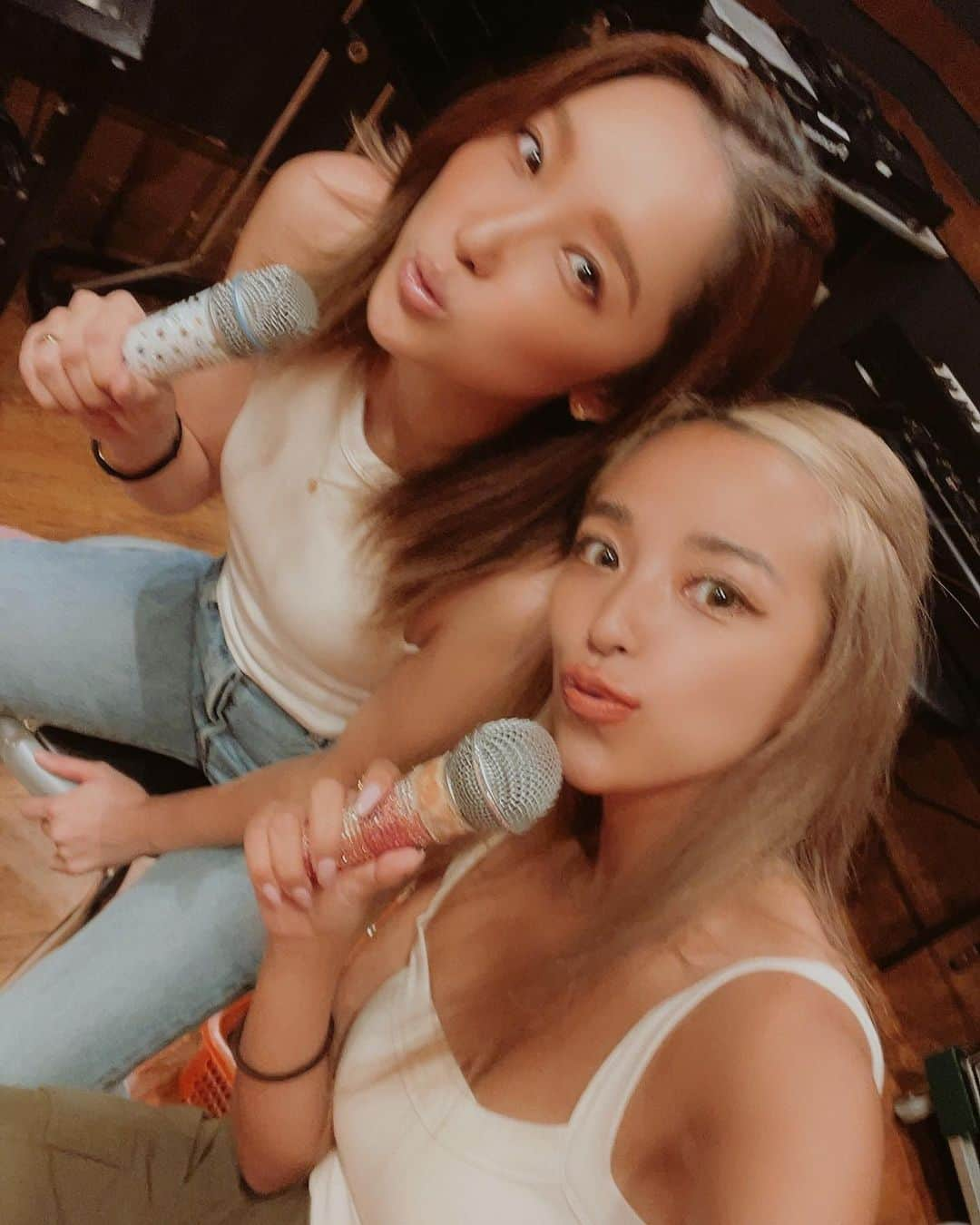 ユミ さんのインスタグラム写真 - (ユミ Instagram)「おまたせしました🍎🍒  @umusicjapan 主催 Juliet出演 Liveイベントの タイムテーブル,チケットetc 詳細が解禁になりました👏🏼🥹🎉🎉  いよいよ今月だよーー❣🥹✨  今日はリハをしてきて、 @maicorori と色々歌ってみたりして セトリを組み立ててたんだけど、  んも～これはまさに！！🥹✨ という、今回のこのイベントにピッタリな、 素敵な組み合わせに なったんじゃないかと🥹✨✨ 我ながら思う❤️👏🏼笑  久々のLiveにしては とっても高カロリーな曲揃い～！🤪💕😂 にしちゃったな～と思いながらも、笑 歌うとお互いの声を聴きながらそれぞれに ちょっと懐かしくてジワンっと🥹✨ 鳥肌ブワンッと👀立っちゃったりなんかして、 耳や体がずいぶんと覚えてる記憶や感覚に、 嬉しくなった...🎤🤣✨💕  そんな感じで 当日はみんなに喜んでもらえたら嬉しいなと 想像して、ニヤニヤワクワクしております🧡☺️  みんな、遊びに来てねーー😌❤️  久々に、みんなで一緒に 脳内タイムスリップして、 色々歌おう❣笑おう❣浸ろう❣ そんで最高の日にしよう～🌞☺️❤️  詳細こちらに載せるね☺️💖  ↓↓↓  アイ恋2023 ～この夏、あなたと聴きたい 平成ラブソング～  8月26日(土) 11:00～22:00 （18:00以降はチケット制¥1,000）  場所：渋谷パルコ10階 ComMunE  出演DJ：☆Taku Takahashi(m-flo)、 矢部ユウナ、MANON、WASP、Assassin  スペシャルゲスト：Juliet  特設サイト：https://sp.universal-music.co.jp/camp/aikoi2023/#events  ＜11:00-17:00 フリーイベントタイム＞ 12:00- 14:00 Assassin 14:00- 15:00 WASP 15:00- 17:00 MANON  ＜18:00-22:00 チケット制イベントタイム＞ 18:30-19:00 Juliet 19:10-21:00 矢部ユウナ 21:00-22:00 ☆Taku Takahashi(m-flo)  イープラスにてチケット販売中！ https://eplus.jp/aikoi/   ・未就学児は保護者同伴のもと、20時までの参加OK ・未成年のみでの参加は21時までOK  #Juliet#Live」8月11日 21時23分 - yuminchu1029