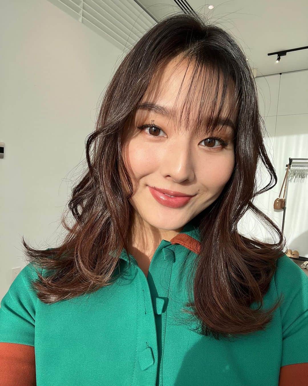 すみれのインスタグラム：「Feelin these bangs 😉」