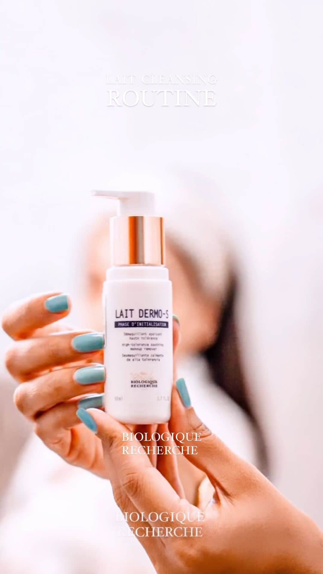 Biologique Recherche Iranのインスタグラム：「Rise & Shine with Radiant Skin! ✨🫠 🇬🇧 Nourishing my skin morning and night with @biologique_recherche LAIT Cleanser ✨🫶🏻  *Always remove your eye makeup first with “eye makeup remover” 👁️💦 *Apply LAIT on your dry skin and massage round upwards  *Use Wet Cloths / Wet pad to remove excess LAIT  *Always clean upwards / sideward 👋🏻 *Do not push the cloth too hard on your skin 🧏🏻‍♀️ *Do not make extra wrinkle while cleansing  *Use 2 LAIT combo according to your skin type and Micellar water  *Do not use Soap/Shampoo on your face( it affects the PH) *Do not use aromatic wet pad for removing makeup   P.S. It’s also highly recommended to include the ‘Lait’ cleansing ritual every morning. This is because overnight, our skin undergoes a process of regeneration, which can leave behind dead skin cells. By cleansing your skin, you help reveal its natural radiance and brightness.  🇮🇷 توضیح فارسی در کامنت پین شده   #biologiquerecherche #biologique_recherche #biologiquerechercheusa #biologiquerechercheportugal🇵🇹  #روتین_پوست #روتین_پوستی #آرایش_پاک_کن #بیولوژیک_روشرش」