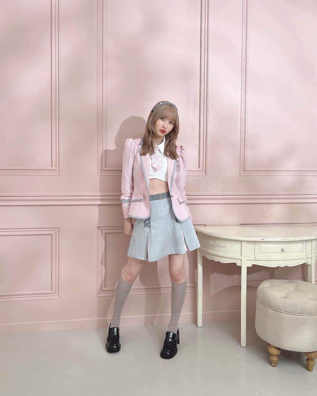 川中子奈月心のインスタグラム：「#想わせぶりっこ 全身写真🏰‎🤍  とっても可愛い衣装ですよね〜！ ひとりひとり違うので注目ですっ！  #ノイミー」