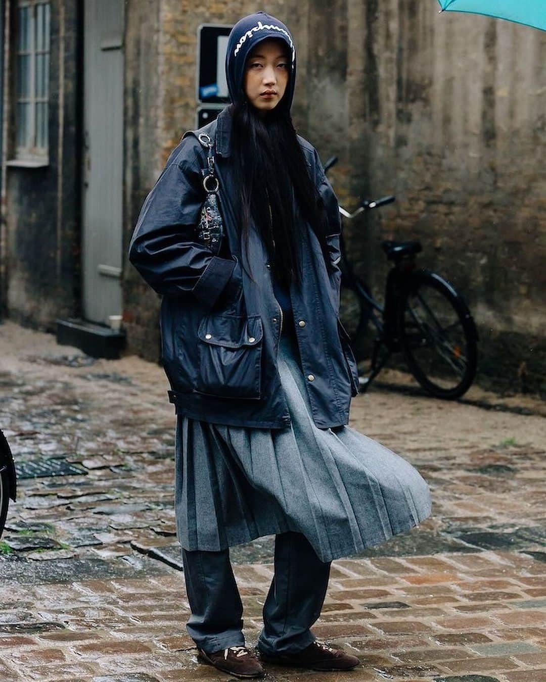 Dazed Magazineさんのインスタグラム写真 - (Dazed MagazineInstagram)「Drowned rat who? @cphfw street style was giving despite the heavy rain 🐀☂️  Usually a bright, sun-drenched affair, fashion week faced torrential rain and howling winds for summer four days on the trot. Somehow, attendees still managed to pull it out of the bag when it came to dressing, with some opting for functional, wet-weather looks, layering oversized waterproof coats over slick tailoring and scuffed-up denim.   There were also plenty of people who simply chose to pretend that the rain was not happening.  Of course, Dazed were down there to capture it all, with photographer @modehunter snapping the best of what the city had to offer.  Click the link in bio for more #cphfw street style pics 🔗」8月11日 21時18分 - dazed