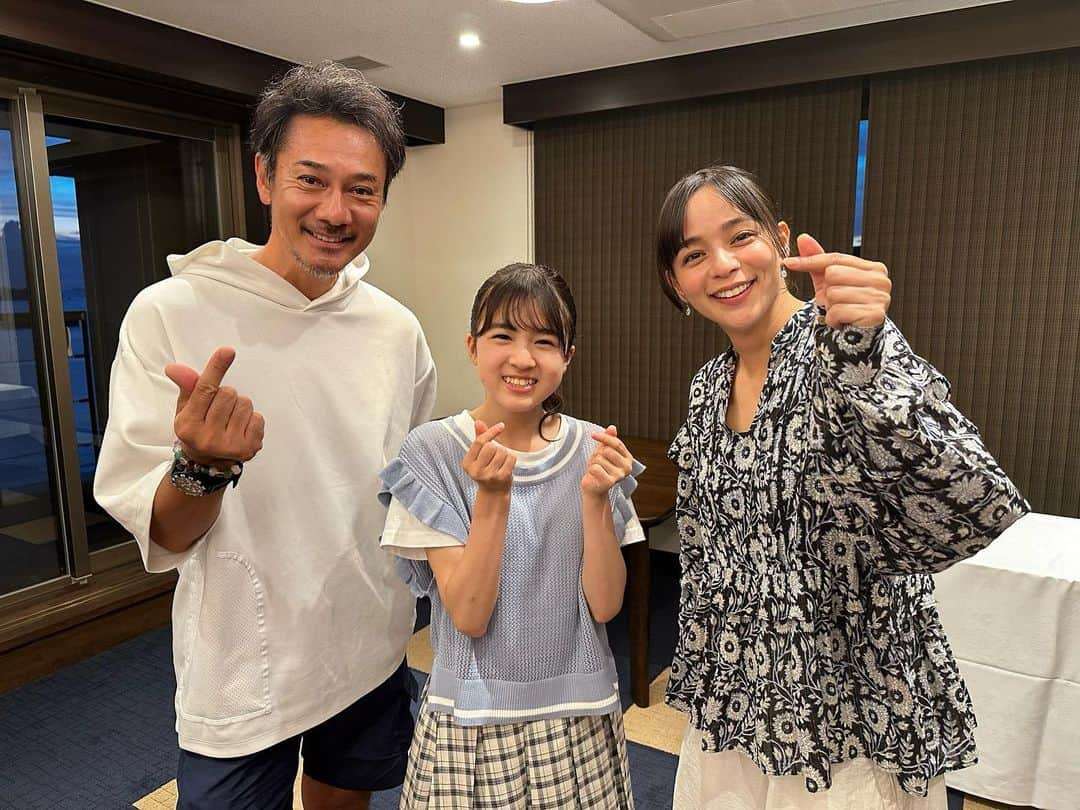 元木行哉のインスタグラム：「⁡ また、ちせちゃんが大きくなりました😊 ⁡ 映画『凪の島』で親子役を演じた新津ちせちゃんと加藤ローサさんが笠戸島で再会。 そんな二人の夏休み特別番組が明日からKビジョンさんで放送されます。 なんとあの方もゲストで登場します。 さらに、僕もナレーションで参加させていただきました。 ⁡ そしてもうひとつ。 主題歌『透明な/Kitri』のMVメイキング映像も放送されます。 ⁡ 二つの特別番組をどうぞお楽しみください‼︎ ⁡ 特別番組『凪の夏休み in 笠戸島』 8/12(土)・13(日) 9:00と21:00 8/14(月)12:00、18:00、20:30 ほか  『Kitriと凪の島合唱団』 8/12(土)・13(日) 9:00と21:00 8/14(月)20:00、8/15(火)18:00 ほか  ⁡ #Kビジョン  #Kitri  #新津ちせ  #加藤ローサ  #元木行哉  #山口県  #下松市  #光市  #特別番組  #凪の島  #透明な」