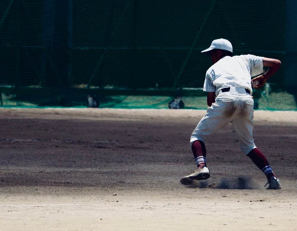 中野崇さんのインスタグラム写真 - (中野崇Instagram)「スポーツをやるほぼ全員が、“自分より強い相手”を追い抜く必要に迫られる。 勝ち進めば必ず。優勝しても次のレベルが待っている。 ということは同じ期間で自分より強い相手よりも成長しなければならない。 相手も同じレベルの練習量をこなしているという前提で考えると、量をこなすことは恐らく武器にはならない。 ということは『どういう状態でその量をこなすのか』の重要度が必然的に高くなる。 これを単に『質を上げる』というだけではあまりにも抽象的すぎるのではなかろうか。 心身がどういう状態で、という部分を丁寧に定義し、いかにその状態を作り込むかが重要だと思うのは僕だけでしょうか。 @tak.nakano   #練習量 #練習の質 #身体操作 #アロース #JARTA」8月11日 21時20分 - tak.nakano