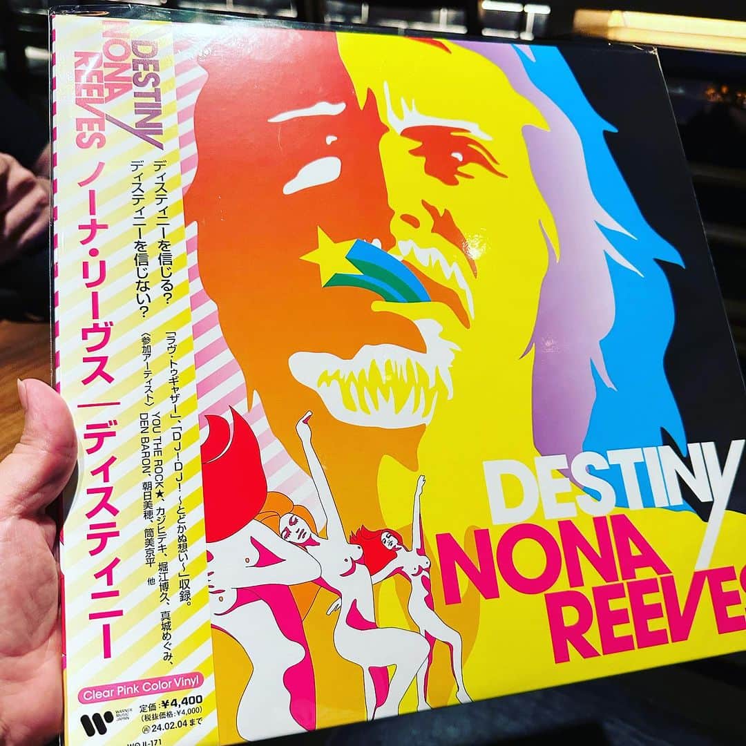 西寺郷太のインスタグラム：「祝・『DESTINY』アナログ盤発売！嬉しいな。  2000年秋にワーナーミュージック・ジャパンから発売されたCDで、今回 HMV からの企画でアルバム全体としては初アナログ化されました（ダンサブルな４曲をセレクトしたLPや、7インチ・シングルは過去にリリースされていますが既に完売）。  筒美京平さんにプロデュースをお願いした二曲のシングル「LOVE TOGETHER」、「DJ! DJ! 〜とどかぬ想い〜 feat. YOU THE ROCK ★」の他、今に至るライヴの定番曲「パーティーは何処に？」、CHIC サウンドと筒美京平イズムの融合を目指し、真城めぐみさんを初めてレコーディングにお呼びした「二十歳の夏 Part.1 & 2」を収録。  今回初アナログ化されるのは、小林賢太郎君の舞台でも効果的に使われたアコースティック・タッチの「AUGUST」、ギターポップ時代を凝縮し、カジヒデキさんがベースを担当してくださった勢いある「AMAZON」、小松シゲルが作曲とリード・ヴォーカルを務める「地球儀と野鼠」、岡沢章さん、山本拓夫さんなど百戦錬磨の達人に支えられたタイトル曲「DESTINY」（ホーン・アレンジがカッコ良すぎる！）。そして、大学時代のクラスメイト朝日美穂ちゃんが参加してくれたアイズレー・ブラザーズ・マナーのスロウ「HEAVEN」、ゲストの多いこのアルバムで唯一３人だけでレコーディングした（なので僕がベースを弾いている）下北沢時代初期ノーナの香り漂う「シリアス・ラヴ」。  23年前のまさに「Y2K」まっただなかの作品。これまではCDでしか見たことのなかった梶野彰一さんによるド派手で破壊的までにポップなジャケットデザインが、LP化されさらなるインパクトと時を越える魔力を感じさせてくれます。梶野さん天才過ぎる。改めて手にして感激してます。実現に向かって動いてくださった皆さんに感謝してます。  再発売、リイシューは今、他にも進めています。最初のアルバム「サイドカー」リリースから27年目。沢山作品があるのですが、新作と同時に改めてこうして時を経た作品を再提示してゆくことも大切だなと感じています。  ノーナ最高。」