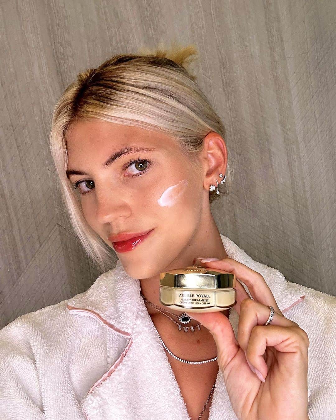 デヴォン・ウィンザーのインスタグラム：「It takes an army these days to get me feeling fresh and radiant ... @guerlain #GuerlainPartner」