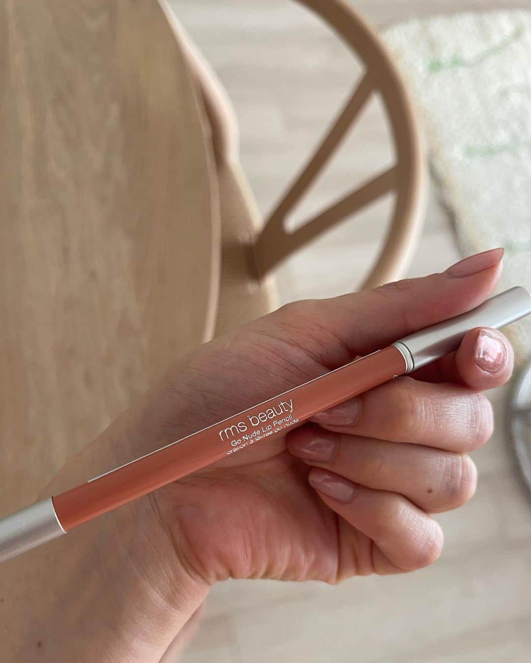 sakincho1028のインスタグラム：「@rmsbeautyjapan  このリップペンシルとてもスルスルかけて使いやすいし色味も可愛い。 デイタイムヌードっていう色。🐏 唇薄い子ぜひつかってほしい。ナチュラルに少し盛れる。 liplightsのビズとの組み合わせもかわいい🌼ぷく〜っとなる。」