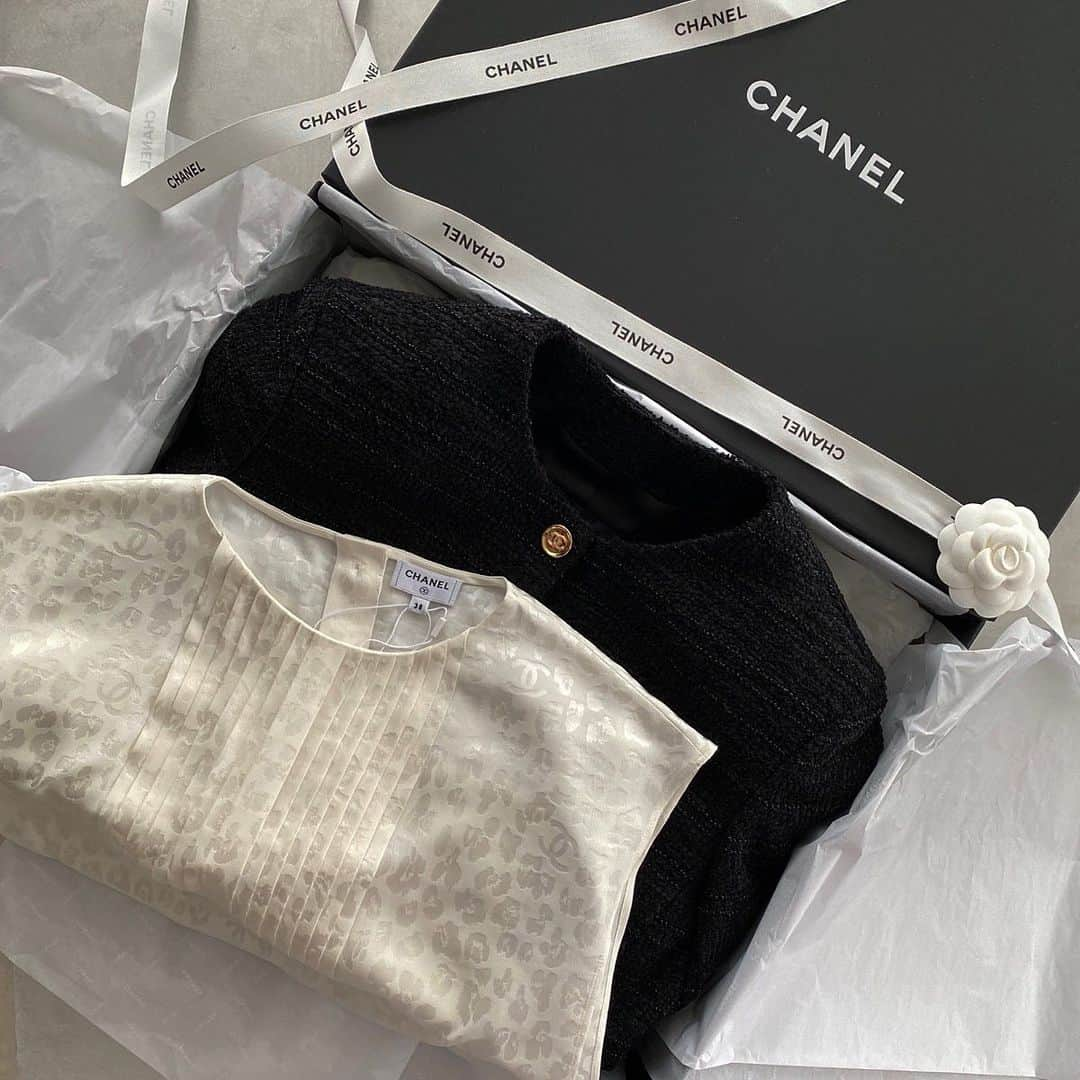 TOMOさんのインスタグラム写真 - (TOMOInstagram)「@chanelofficial  たしか、6月のショーからの、 速攻でCHANEL新作立ち上がり日やった日に GETしたベーシックな黒ジャケットと かすかなヒョウ柄のブラウス。  着ていて、 あ、よく見たらCHANELやったんやー。。 くらいがちょうどいい。  パクソジュンの着てたカーディガンが絶対絶対欲しい。 と願った日。  #chanel #シャネル」8月11日 21時26分 - nicoco121