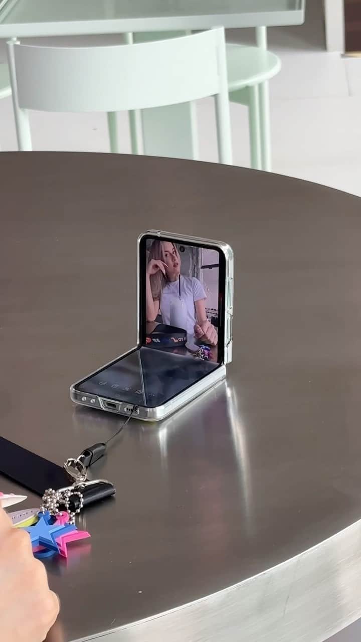 LOCAL HEROESのインスタグラム：「It’s not just a smartphone, It’s an item that changes the whole closet 🪩 LH X SAMSUNG GALAXY  @samsungpolska #galaxyzflip5」
