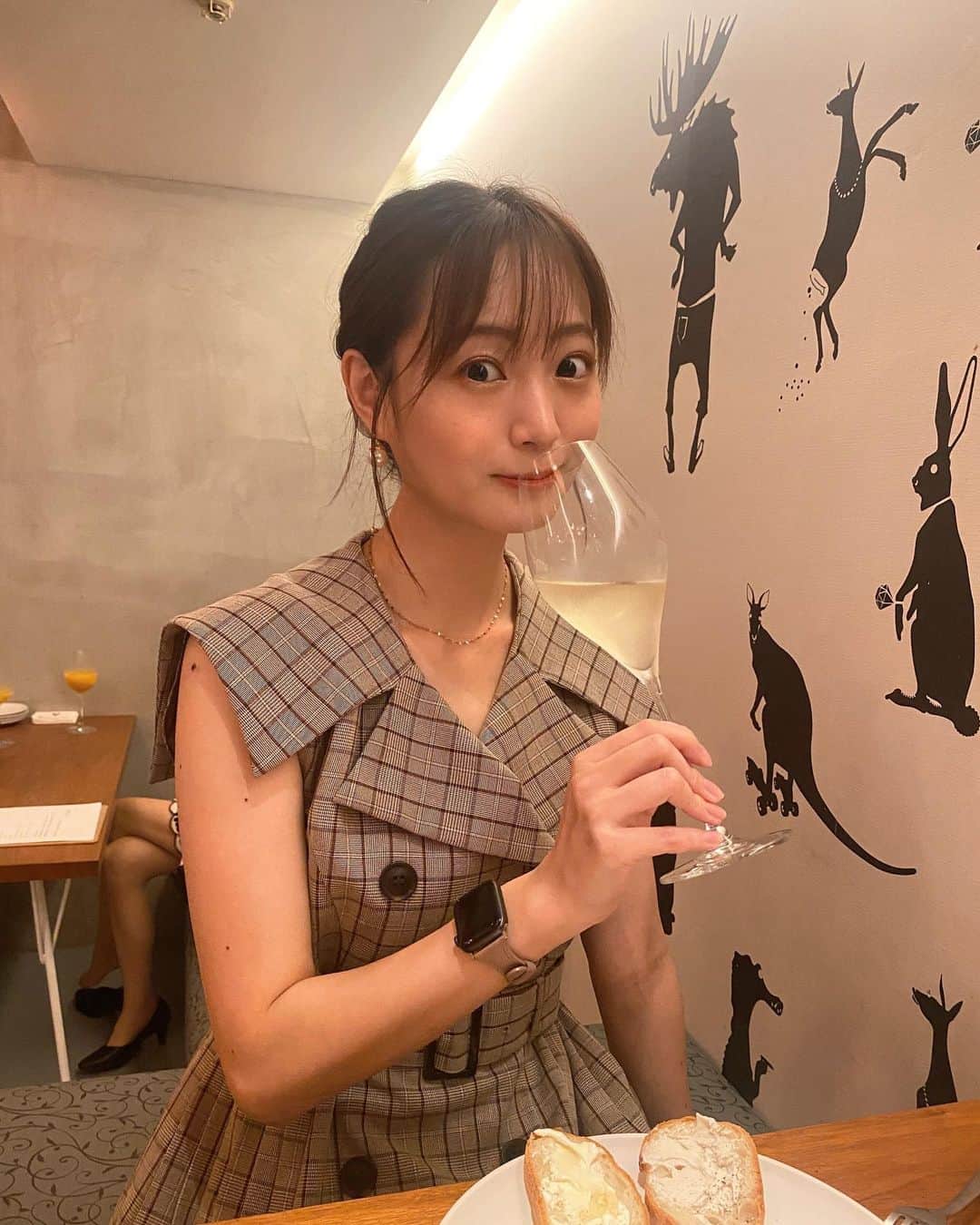 のインスタグラム：「先日 @manimal_sasazuka へ🍷🤍  コース料理を楽しみながら、いっぱい笑って心も身体も満たされた〜。  この日のお魚料理は鰹、お肉料理は鶏、パスタはポモドーロでした♡  そしてなによりお店がとってもかわいいの、いろんなところに動物たくさんいた！！！  dress : #noela  necklace : #CENE pierce : #goodjourney  . . . #PR #manimal #笹塚グルメ #マニマル #笹塚ディナー #笹塚イタリアン #ワインとマリアージュ #笹塚駅 #ナチュラルワインが飲める店」
