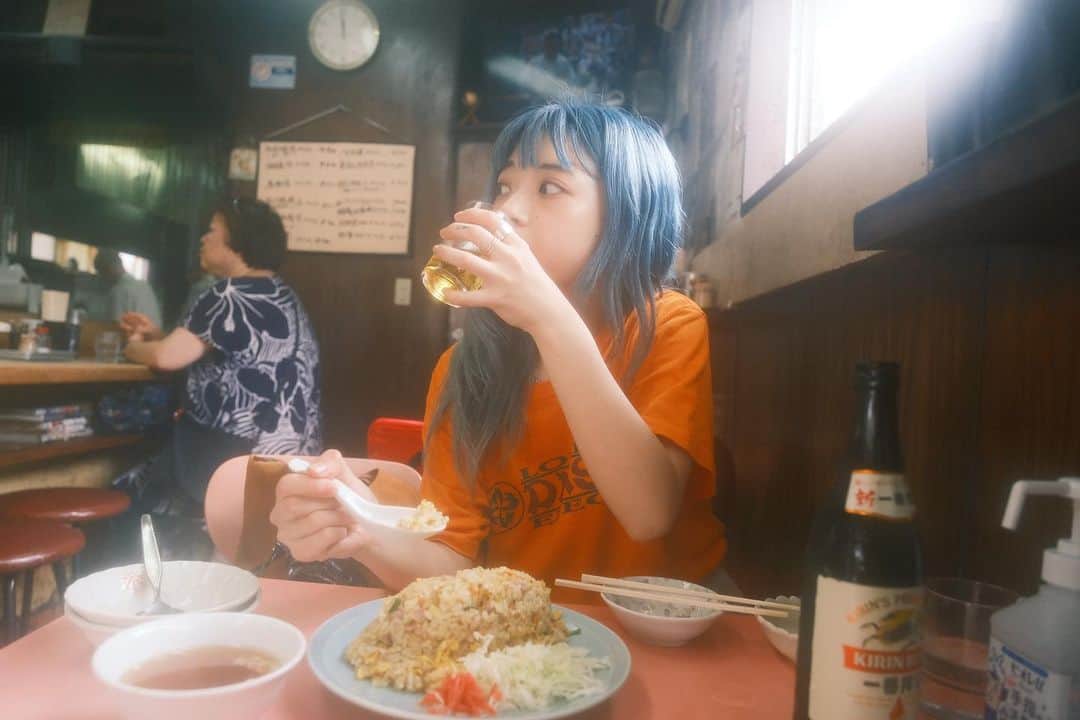 甘楽さんのインスタグラム写真 - (甘楽Instagram)「炒飯とオムライス。 あと、ビール！  photo by @tome33333   #町中華 #食べてるところ  #japanesechinesefood」8月11日 21時40分 - n__feni