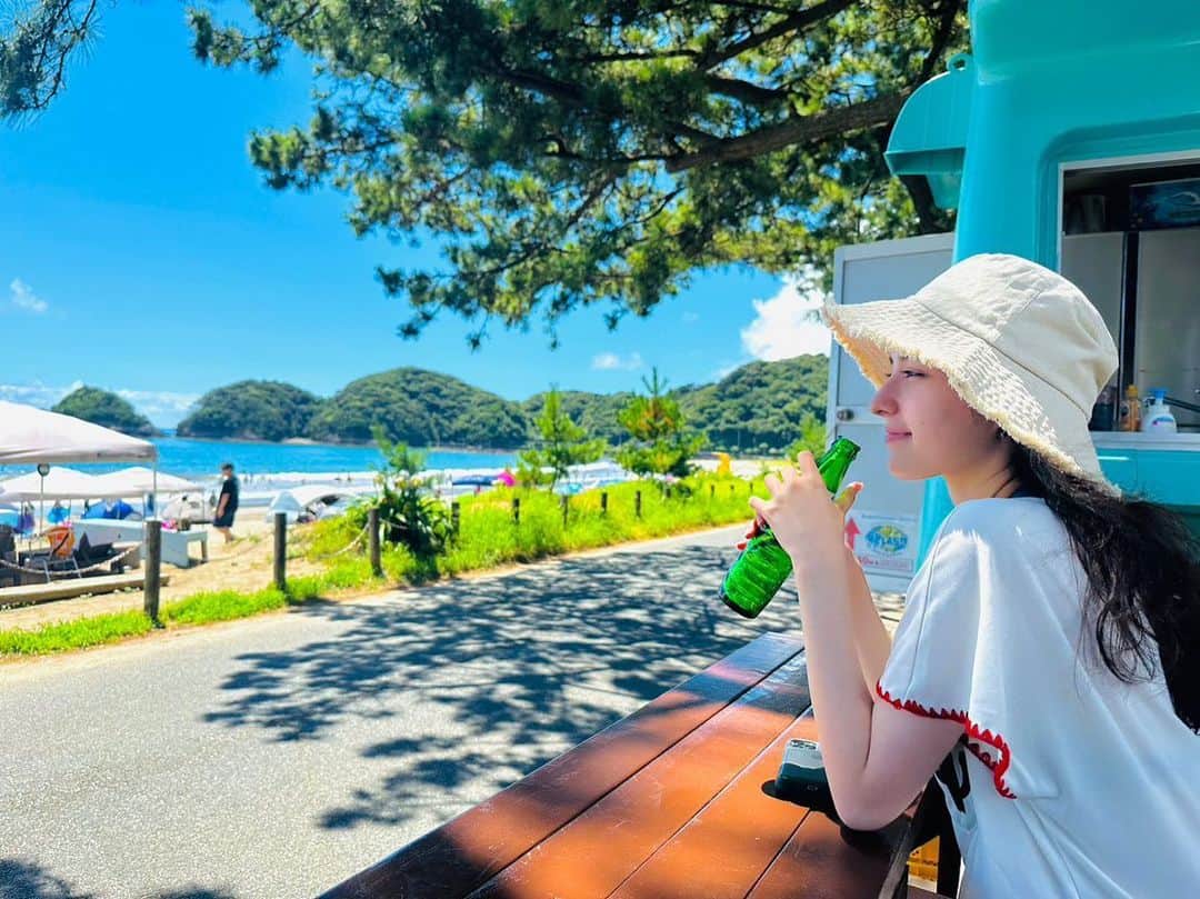 木内舞留のインスタグラム：「私とママ:)  横顔が我ながら少し似てるなぁって🫧  弓ヶ浜にあった海の家。 この特等席で食べたカツカレーが美味しくて... この為だけにまた行きたいです。笑  隣に座ってる図体のでかい男の子は弟です。15歳。 肩幅が私の2倍はありそうです。怖いです。たまに。笑  久々に家族と海で沢山はしゃぐ事ができました＾＾ 行き帰りのドライブも、色んなお話をしたり、景色を楽しんだりすることができて(半分は寝てましたが。＾＾)良かったです🫶🏻  やっぱり家族が大好きだなと感じた一日。 また出掛けた〜い🍛」