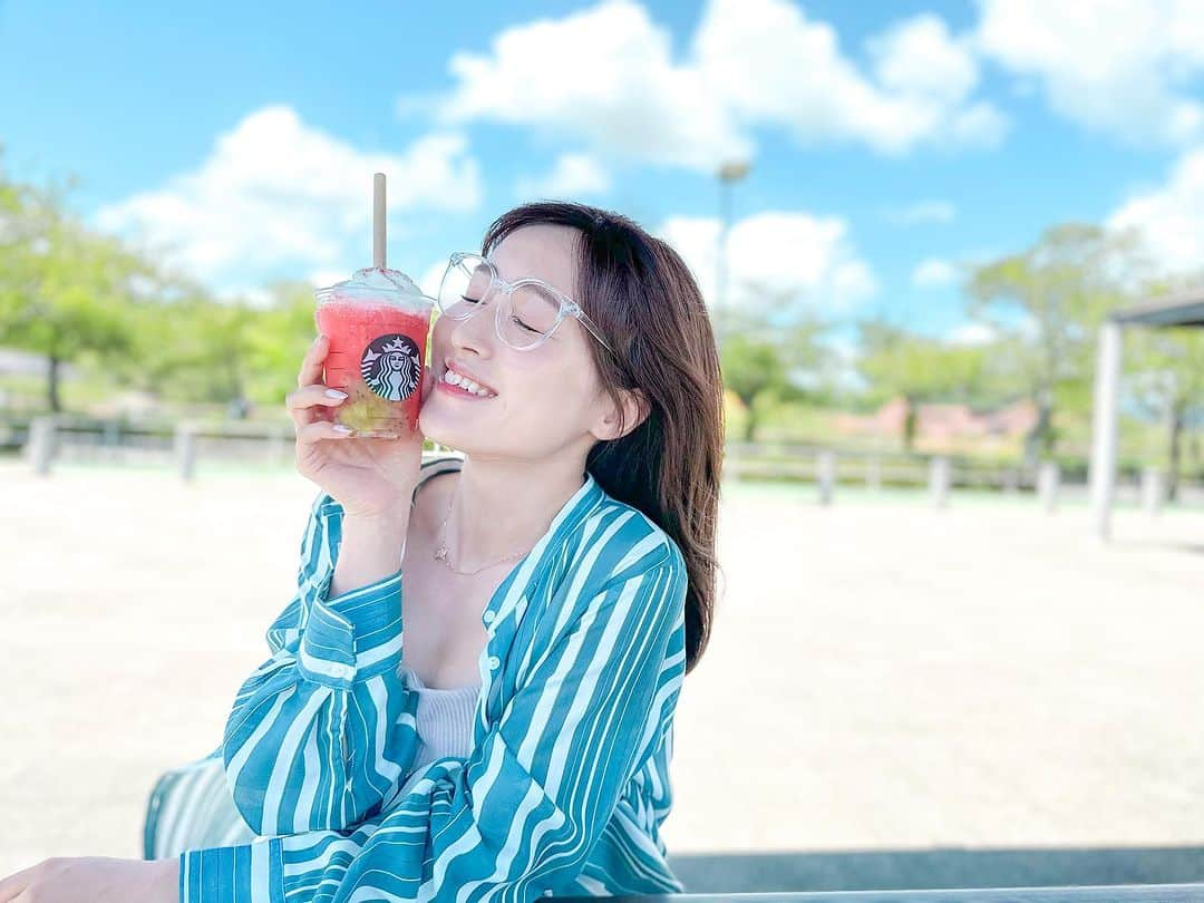 岩本恵美加のインスタグラム：「𓇠  昨日のスイカ🍉  #スタバ新作  #GABURIスイカフラペチーノ  　　 　　 ﹊ ﹊ ﹊ ﹊ ﹊ ﹊ ﹊ ﹊ ﹊ ﹊ ﹊ ﹊­­ ﹊ ﹊ ﹊ ﹊­­ #starbucks #フラペチーノ #スイカフラペチーノ」