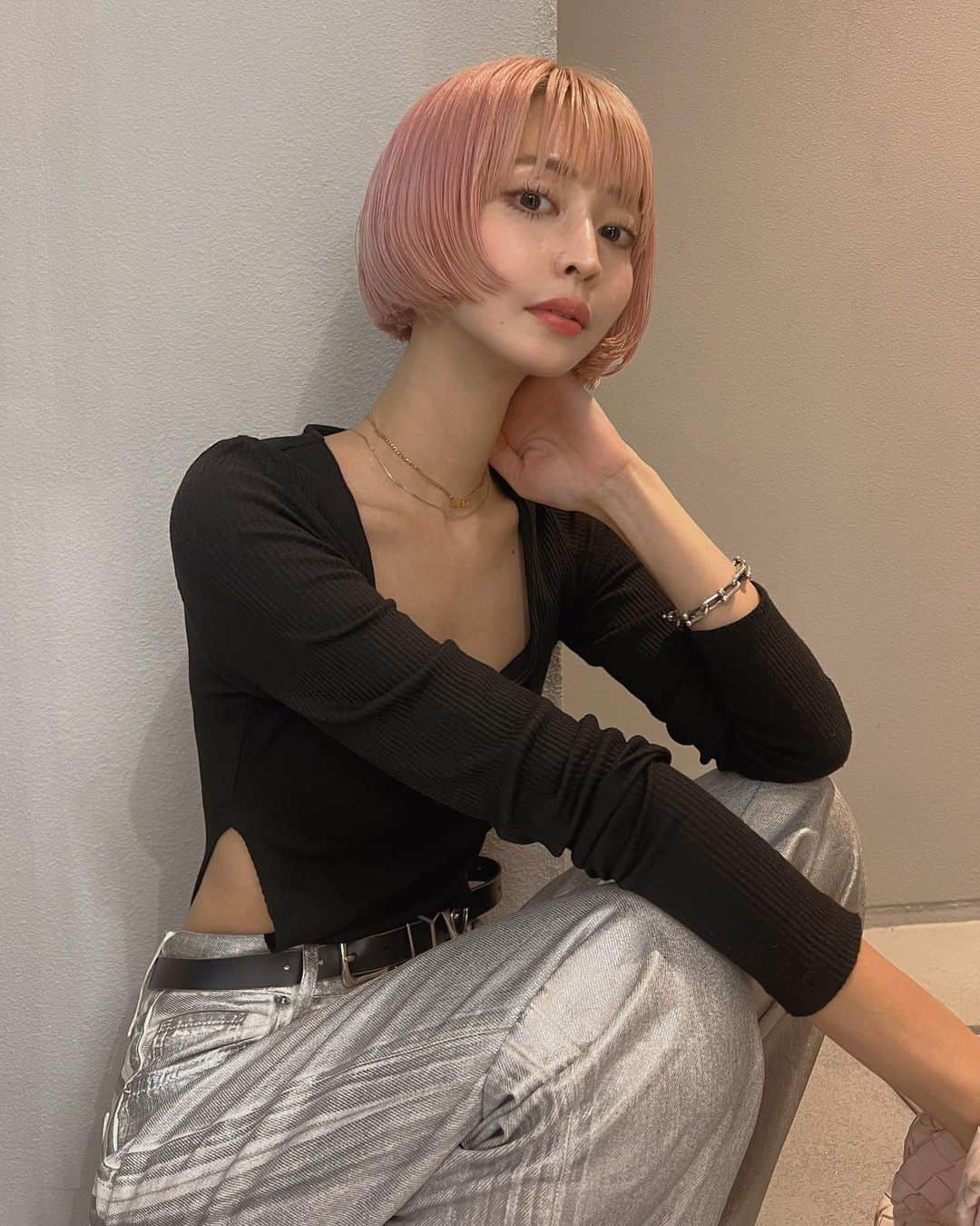 梅村実帆のインスタグラム：「黒とシルバーとピンクヘア👸🏻🎀」