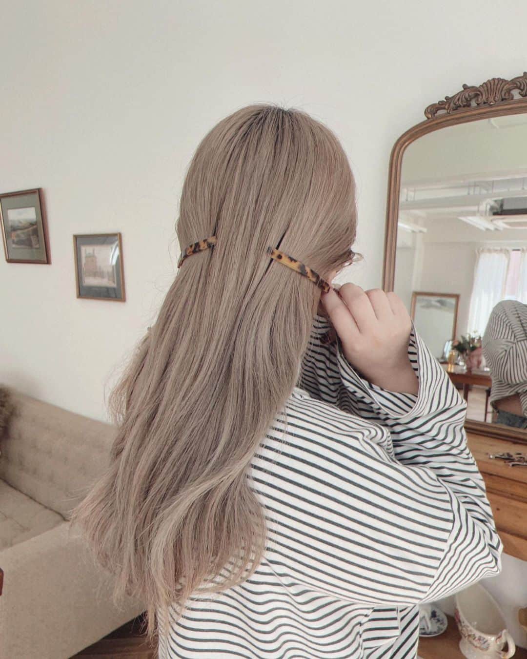 puinpiのインスタグラム：「お気に入りのヘアクリップ🦦  POPUPに先行販売で告知なくお店に置いてたのだけど、 S,Lサイズともに完売で、大人気でした♡  私はLサイズを左右につけて使ってて、この付け方ほんとかわいくておすすめなのです🫶🏻  滑り止めもついてて、爆毛量の私には最高♡  2本SETなので、是非してみてね♡  2023/08/12 PM21:00 release  #Pui#Puishop #ヘアクリップ#ヘアスタイル#ヘアアクセ#ヘアアレンジ#ハイトーン#ミルクティーベージュ#白ブラウス#ボーダーT#ヘアメイク#スタジオ大阪#プイ」