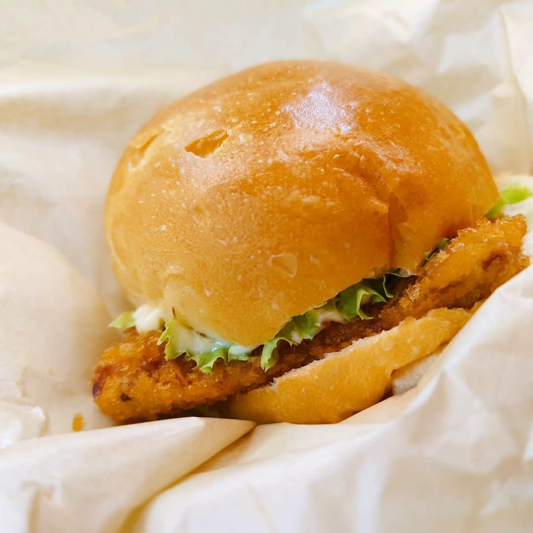 高井俊彦さんのインスタグラム写真 - (高井俊彦Instagram)「念願の❤️ #玉造 #totoburger  @totoburger  【トトバーガー🐟🍔】 に行ってきました🙌⤴️⤴️⤴️  鶴橋の魚屋の３代目の娘さんがー。 新鮮な魚をハンバーガーにしてみんなに魚の旨さを分かってもらおうと数年前に始めはったお店👏  ハンバーガーの味はもちろん、トト姉のお人柄が素敵過ぎる😉😉😉😉 ミニバーガーの旗可愛い😍」8月11日 21時50分 - takai_toshihiko