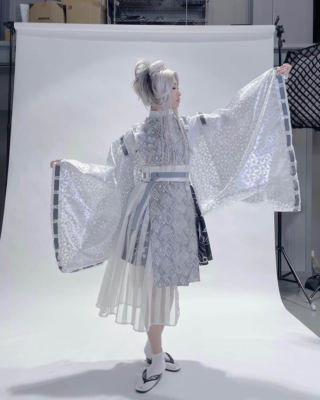 松田彩希のインスタグラム：「. 舞台『爆劔〜源平最終決戦〜』 安倍晴明の全身です！  めちゃくちゃ綺麗なお衣装 どんな役なんだろう。 まだ分かりませんが美しく舞えるといいなあ。 #爆剣」