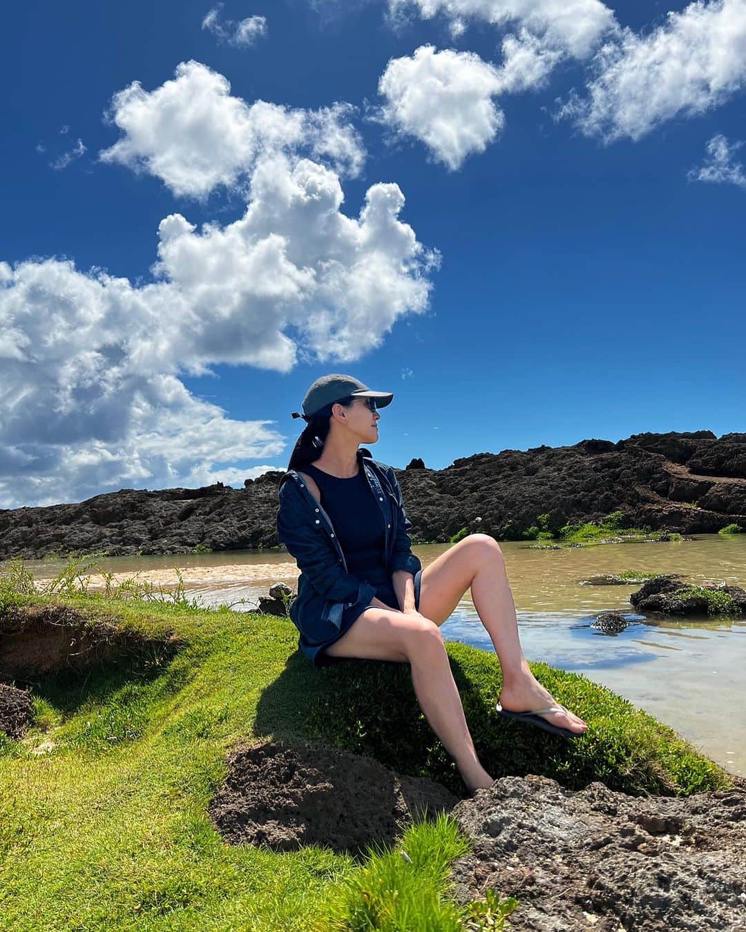 亀恭子のインスタグラム：「All navy  小物は大好物のgray🩶  なんか分かりにくいけど履いてますョ。  アメスリカットソー×スエットショートパンツ＋ダンガリーシャツ  ショートパンツは、 柔らかな肉厚生地で着心地良い☺︎  #2023summer #vacation #hawaii #relax」