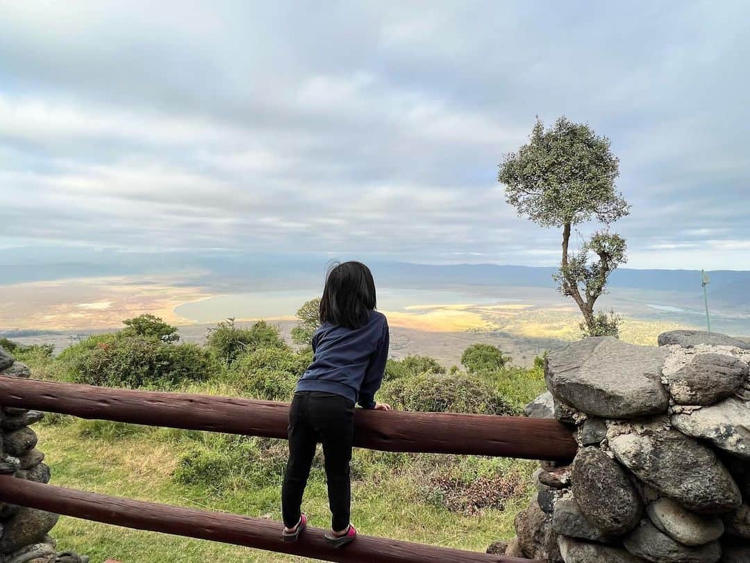 榎戸教子さんのインスタグラム写真 - (榎戸教子Instagram)「ンゴロンゴロ保全地域。 タンザニアの世界遺産です。  ンゴロンゴロで泊まったロッジ @serenahotelstz からは 世界最大級のクレーターを望めました。  ンゴロンゴロとは、 スワヒリ語で「巨大な穴」。  巨大なクレーターは、 標高2,400メートルの高さからすり鉢状。 乾季がないため自然に恵まれ、 豊富な水や食べ物を求めて多くの動物が生息しています。 クレーターに柵はありませんが、 この地で一生を終える動物がほとんどだそうです。  朝の霧もすごかった！  #ngorongoro #tanzania #safali #worldheritage #worldtraveler #trip」8月11日 21時46分 - noriko_enokido
