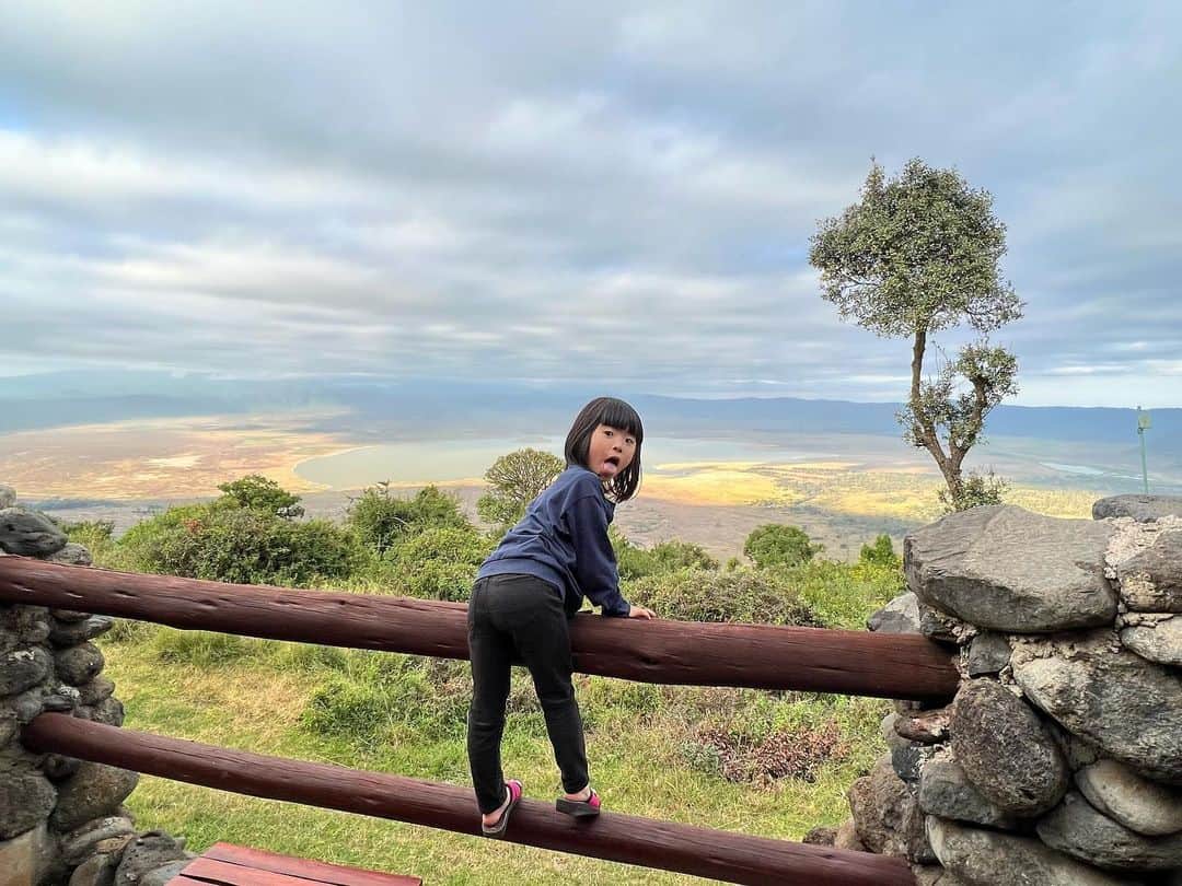 榎戸教子さんのインスタグラム写真 - (榎戸教子Instagram)「ンゴロンゴロ保全地域。 タンザニアの世界遺産です。  ンゴロンゴロで泊まったロッジ @serenahotelstz からは 世界最大級のクレーターを望めました。  ンゴロンゴロとは、 スワヒリ語で「巨大な穴」。  巨大なクレーターは、 標高2,400メートルの高さからすり鉢状。 乾季がないため自然に恵まれ、 豊富な水や食べ物を求めて多くの動物が生息しています。 クレーターに柵はありませんが、 この地で一生を終える動物がほとんどだそうです。  朝の霧もすごかった！  #ngorongoro #tanzania #safali #worldheritage #worldtraveler #trip」8月11日 21時46分 - noriko_enokido