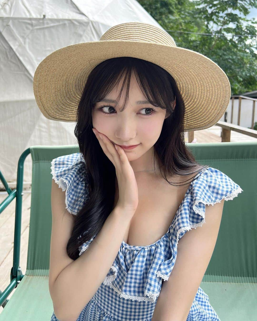 横野すみれのインスタグラム：「👒👒  家族で温泉に来てます♨️ 大自然の中でまったりゆったり過ごしてるよ〜🌳  おばあちゃんおじいちゃんも 一緒に来られて嬉しい🥰  張り切って麦わら帽子買っちゃったけど どうかな？似合ってる？🫠  #家族旅行 #温泉旅行 #麦わら帽子 #夏コーデ #👗 #🍖 #BBQ #暗髪 #白湯メイク #ピンクメイク #前髪カット」