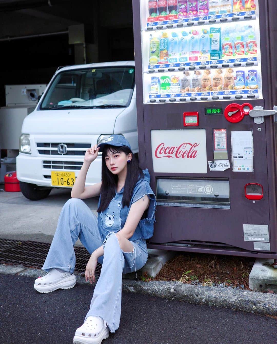 のインスタグラム：「想當帥妹的一天✌︎⸝⸝•̀֊•́⸝⸝)✧ 在🇯🇵下雨天露營⛺️ 和亦潔冒險尋找能看得出在日本的景哈哈哈 （佩諭在當沙發馬鈴薯🥔） 最後找到一台販賣機🚗自創景點拍呀拍 @chich_yi @bo522 🐑🐑🐑 4,,動感的我們～練了一個小時✊🏻 （博鈞：你們好厲害，跳成2D的舞蹈⋯）」