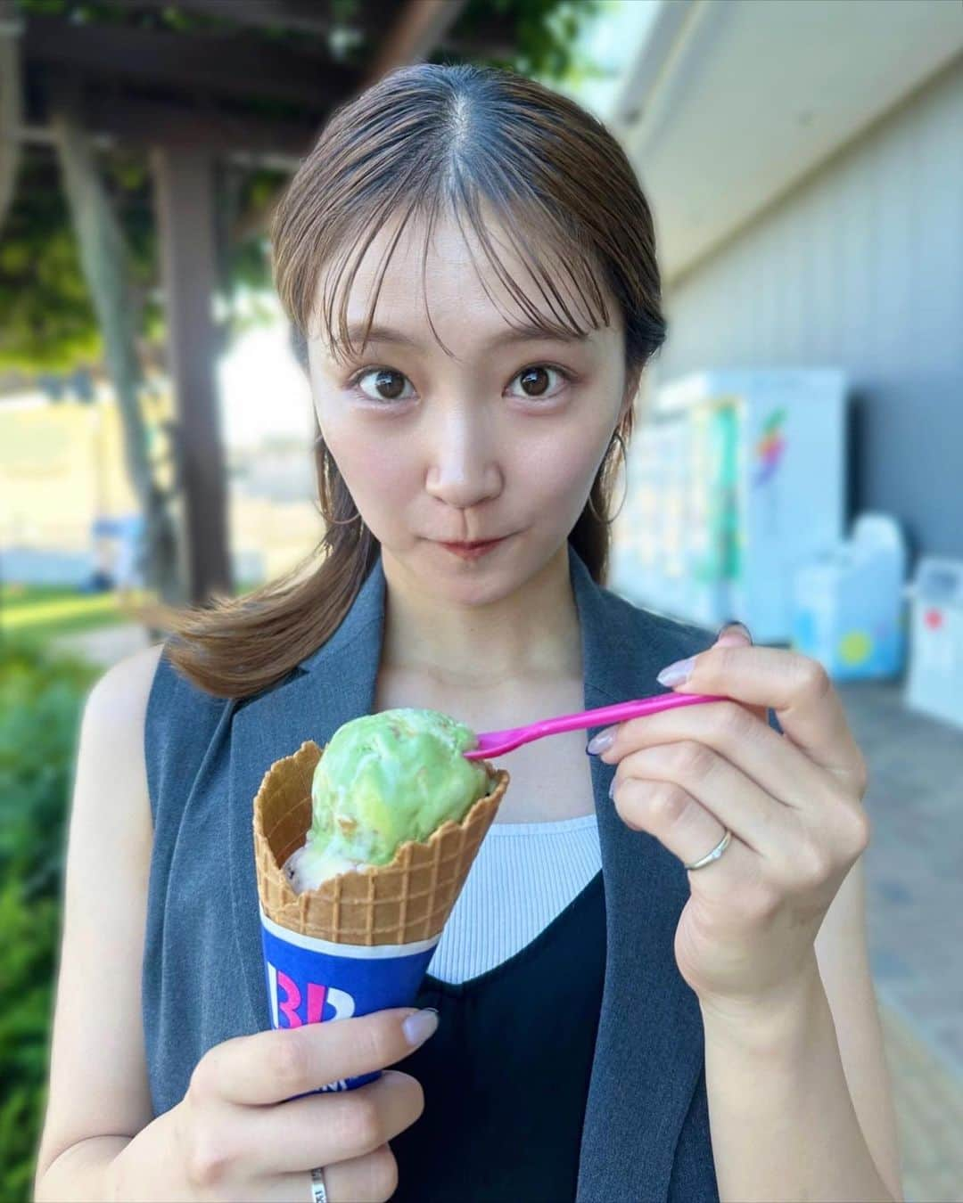 加藤早和子のインスタグラム：「.  夏は1日1アイス🍨  ずっと食べたかったサーティワン食べられたの嬉しくて  鼻の下が伸びている🐘🐘  . . #休日 #帰省 #アイス #サーティワン #夏 #散歩  #アナウンサー #新人アナウンサー #スポーツキャスター」