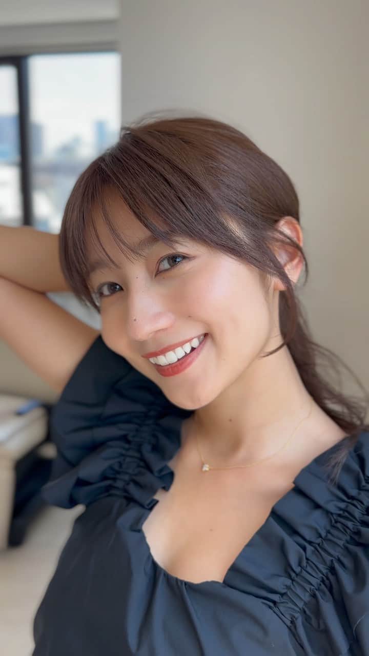 横井佑弥のインスタグラム：「結んでも可愛い顔まわりのヘアデザイン #やさしげ  小顔になったか、似合ってるか だけでなく 扱いやすいか、自分で再現できて キープできるか。 を追求してます✂︎  あと夏は涼しげにみえるか☀︎  #カット #顔まわりカット」