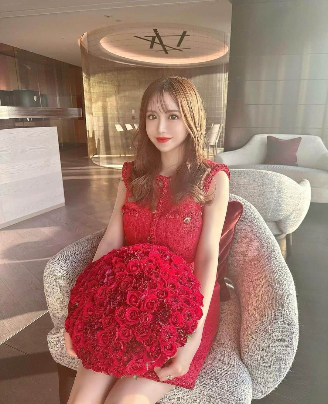 伴かなみのインスタグラム：「お誕生日でいただいたバラ🌹 @chanelofficial ありがとうございます🥰🥰 ⁡ ⁡」