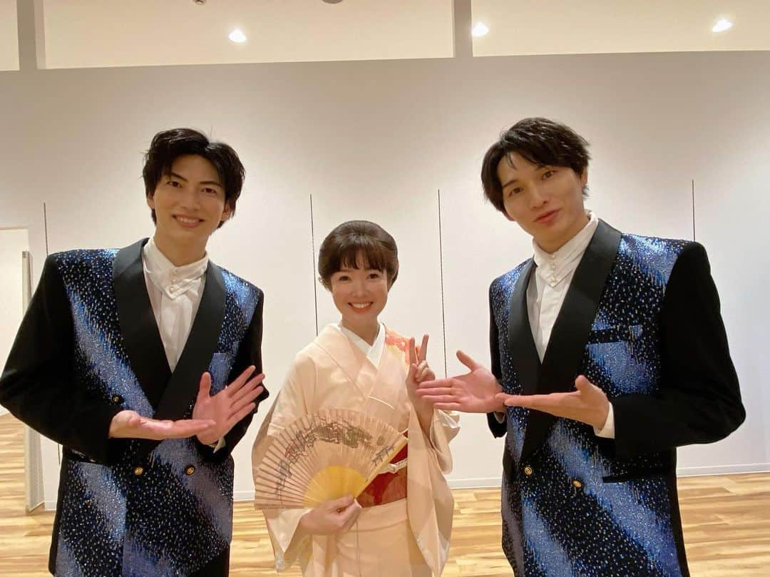 田川寿美さんのインスタグラム写真 - (田川寿美Instagram)「演歌、歌謡曲が大好きで頑張っている 若手の皆さんと会える機会は 刺激になって、嬉しい🎵です！  昨日のキャンペーンでは [風鈴]のお二方とも一緒でした。  爽やかなイケメンに 囲まれて　幸せ(いひひ)でしたぁ  水瀬あやこちゃん、風鈴さん　 また再会できますように。  皆さん、良いお盆を お迎えくださいね  #田川寿美#埼玉県#イオンタウン吉川美南#イベント#歌唱キャンペーン#新曲#下田の椿#刺激#風鈴#演歌#歌謡曲#着物#Japanese#enka」8月11日 22時07分 - toshimi_tagawa