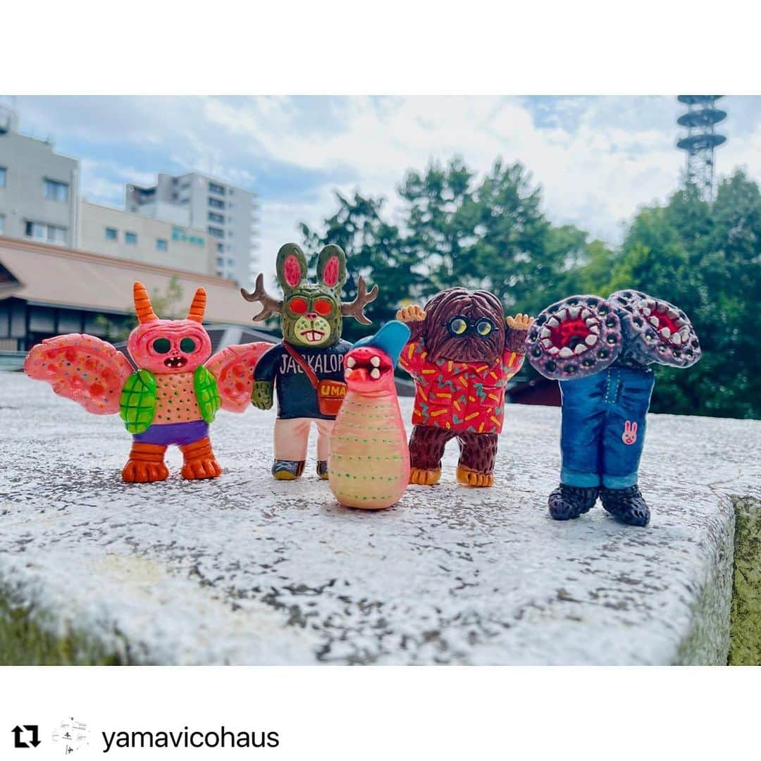 デハラユキノリさんのインスタグラム写真 - (デハラユキノリInstagram)「#Repost @yamavicohaus with @use.repost ・・・ 【刊行イベントのお知らせ️】 ⁡ 『となりのUMAランド 写真で見る未確認生物図鑑』の刊行を記念して、8/25（金）から新宿 BEAMS JAPANにて展示が開催されます！ ⁡ その名も、デハラユキノリ新作フィギュア展 『となりのUMAランド祭』 ⁡ UMAたちが集まると、どこでも観光名所となりお祭り気分に✨ ⁡ ファン待望のUMAソフビ誕生！ フィギュアイラストレーター・デハラユキノリの新作ソフビフィギュア4種も展示販売されます。(画像3枚目、4枚目) ⁡ 会場では、本書に登場するUMA50体の展示はもちろん、 となりのUMAランドと＜トーキョー カルチャート by ビームス＞のコラボレーションアイテム発売や、書籍関連グッズの販売、新作フィギュア「オシャレUMA」たち(画像2枚目)の展示販売など、盛りだくさんの内容が楽しめます。 ⁡ 詳しくはこちらから👇 🔗 https://note.com/yamavicohaus/n/nd85f3dfe862d ⁡ この夏、UMAの魅力は終わらない🍧🌴  デハラユキノリ氏の生み出す独特かつユーモア溢れる世界観を堪能できる個展『となりのUMAランド祭』。  ぜひこの機会に足を運んでみてくださいね！  #UMAランド #ビームス #BEAMS #デハラユキノリ #ソフビ #フィギュア #夏祭り」8月11日 22時07分 - deharayukinori