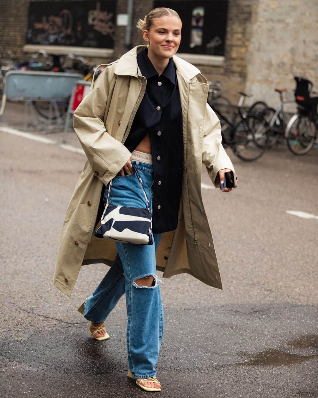 Nordstromさんのインスタグラム写真 - (NordstromInstagram)「Our team saw plenty of inspiring looks on the runways of Copenhagen's fashion week @cphfw but also got a peek into chillier weather street style. Showgoers flexed transitional layers, tried out menswear styles, trench coats, neutral tones, some seasonless white, lots of leather, and a few sightings of the latest It bag on the scene—Ferragamo's Prism style. Swipe through to get some inspo for yourself as you start to think about fall—if only for the fun of getting dressed.  📸 by @melodiejeng」8月11日 22時00分 - nordstrom