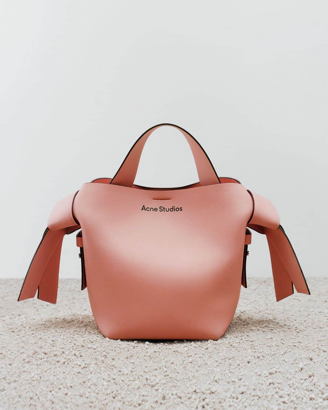 Acne Studiosさんのインスタグラム写真 - (Acne StudiosInstagram)「The #Musubi in #AccidentallyAcne pink. For the new season, our signature bag is adorned with an embossed iteration of the #AcneStudios logo. ⁣ ⁣ Photographer: #JeanMarieBinet (@JimBiners)⁣⁣ Set designer: #AliceKirkpatrick (@Alicekpk)」8月11日 22時00分 - acnestudios