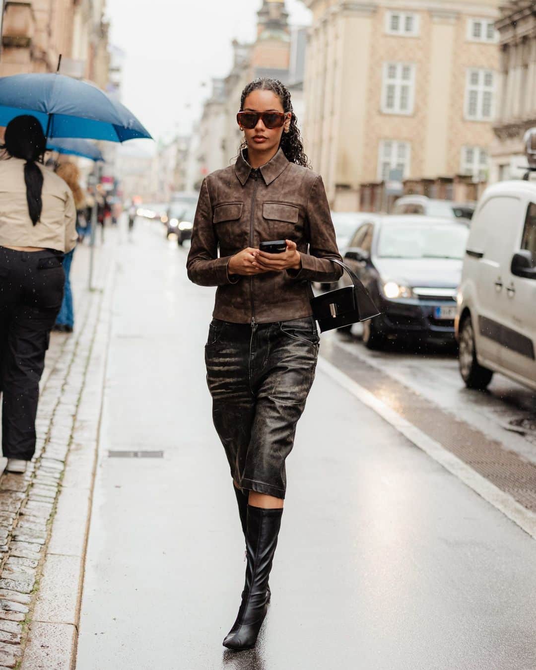 Nordstromのインスタグラム：「Our team saw plenty of inspiring looks on the runways of Copenhagen's fashion week @cphfw but also got a peek into chillier weather street style. Showgoers flexed transitional layers, tried out menswear styles, trench coats, neutral tones, some seasonless white, lots of leather, and a few sightings of the latest It bag on the scene—Ferragamo's Prism style. Swipe through to get some inspo for yourself as you start to think about fall—if only for the fun of getting dressed.  📸 by @melodiejeng」