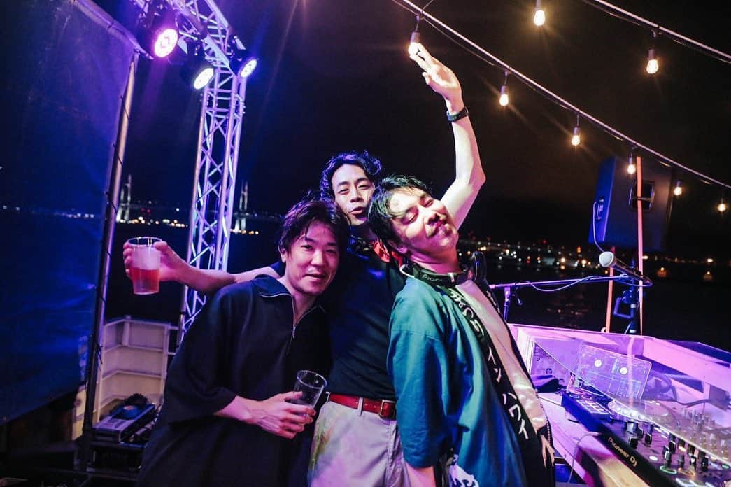 DJ Komoriさんのインスタグラム写真 - (DJ KomoriInstagram)「HARLEM presents  "Apple Pie -R&B SUMMER CRUISE 2023-“ in夏クル 📷 by @cheesy_tats   来てくれたみなさん本当にありがとう！！！  チケットもSoldOutして天気にも恵まれて、おかげで今年は最高のクルージングパーティーになりました✨🙏  Apple Pie DJsもR&Bというテーマがありつつみんなの個性があって、2フロアどの時間帯も盛り上がってました🙌  PARTYの評判もめちゃくちゃ良かったし、みなさんの良き夏の思い出になったと思います⛵️😎  また来年が今から楽しみすぎる！！！  #applepie_rnb #sugarbitz #夏クル #clubharlem #djkomori #cruising #djlife #yokohama #djbooth」8月11日 22時00分 - djkomori