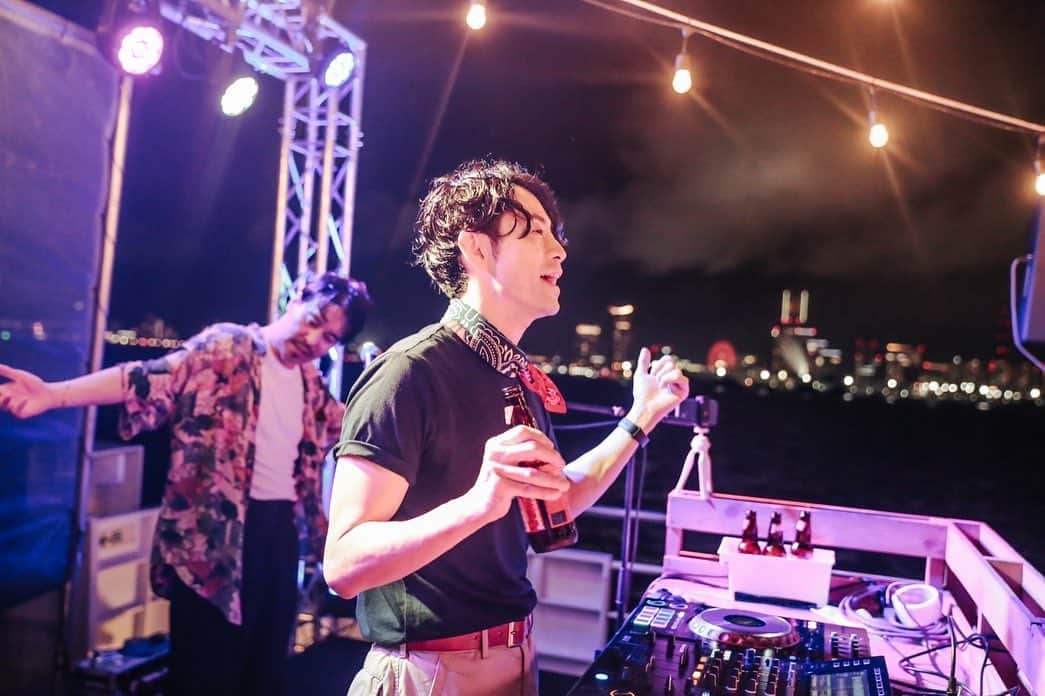 DJ Komoriさんのインスタグラム写真 - (DJ KomoriInstagram)「HARLEM presents  "Apple Pie -R&B SUMMER CRUISE 2023-“ in夏クル 📷 by @cheesy_tats   来てくれたみなさん本当にありがとう！！！  チケットもSoldOutして天気にも恵まれて、おかげで今年は最高のクルージングパーティーになりました✨🙏  Apple Pie DJsもR&Bというテーマがありつつみんなの個性があって、2フロアどの時間帯も盛り上がってました🙌  PARTYの評判もめちゃくちゃ良かったし、みなさんの良き夏の思い出になったと思います⛵️😎  また来年が今から楽しみすぎる！！！  #applepie_rnb #sugarbitz #夏クル #clubharlem #djkomori #cruising #djlife #yokohama #djbooth」8月11日 22時00分 - djkomori