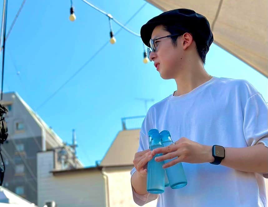 田村心のインスタグラム：「_ 夏はあんまり得意じゃないけれど 炎天下ラムネを仲間と飲む瞬間は 夏っていいなと思えました。 ⁡ この仲間は同い年の子と 背と声がデカい子。 ⁡ ⁡ 夏らしい事しましたか？ ⁡ ⁡ って聞かれるので ラムネ飲みましたって話。 ⁡ ⁡ ⁡ それ以外は稽古！です！！！ ⁡ ⁡ ⁡ でもね明日はオフなんだ ひゃっほーーーい」